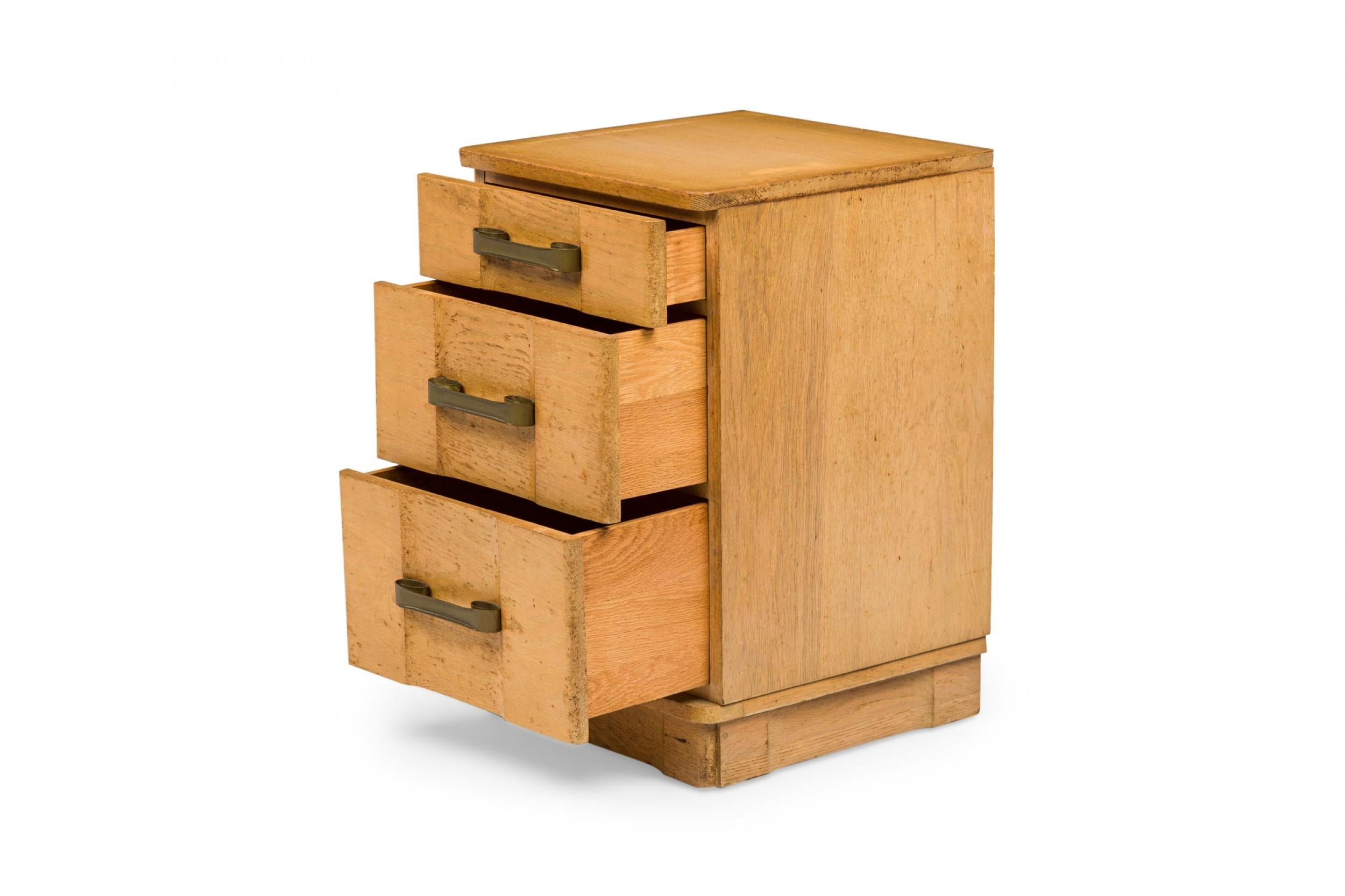 XX secolo Morgan Furniture Comodino in legno chiaro a tre cassetti con maniglia a volute in ottone in vendita