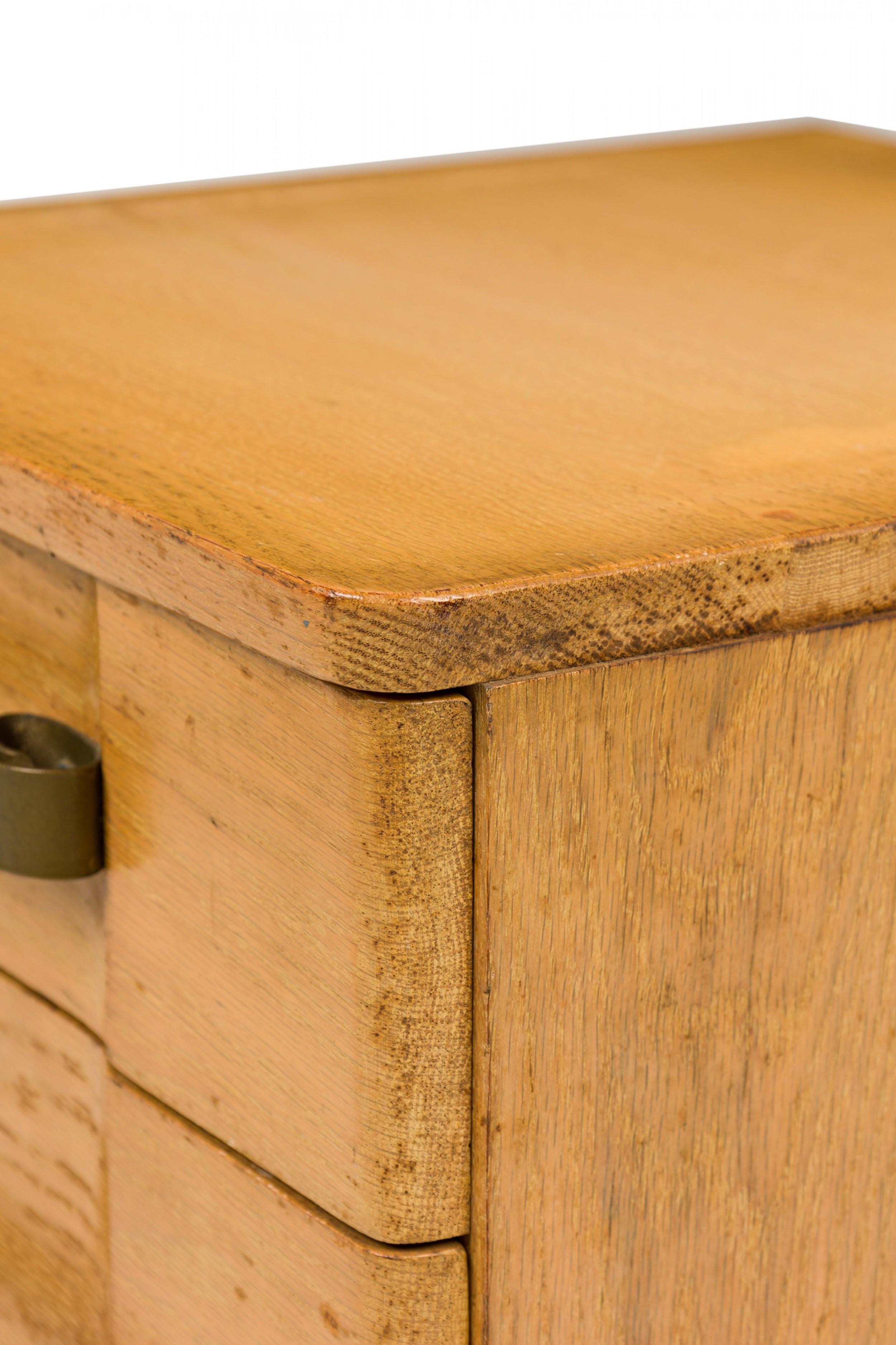Morgan Furniture Comodino in legno chiaro a tre cassetti con maniglia a volute in ottone in vendita 1