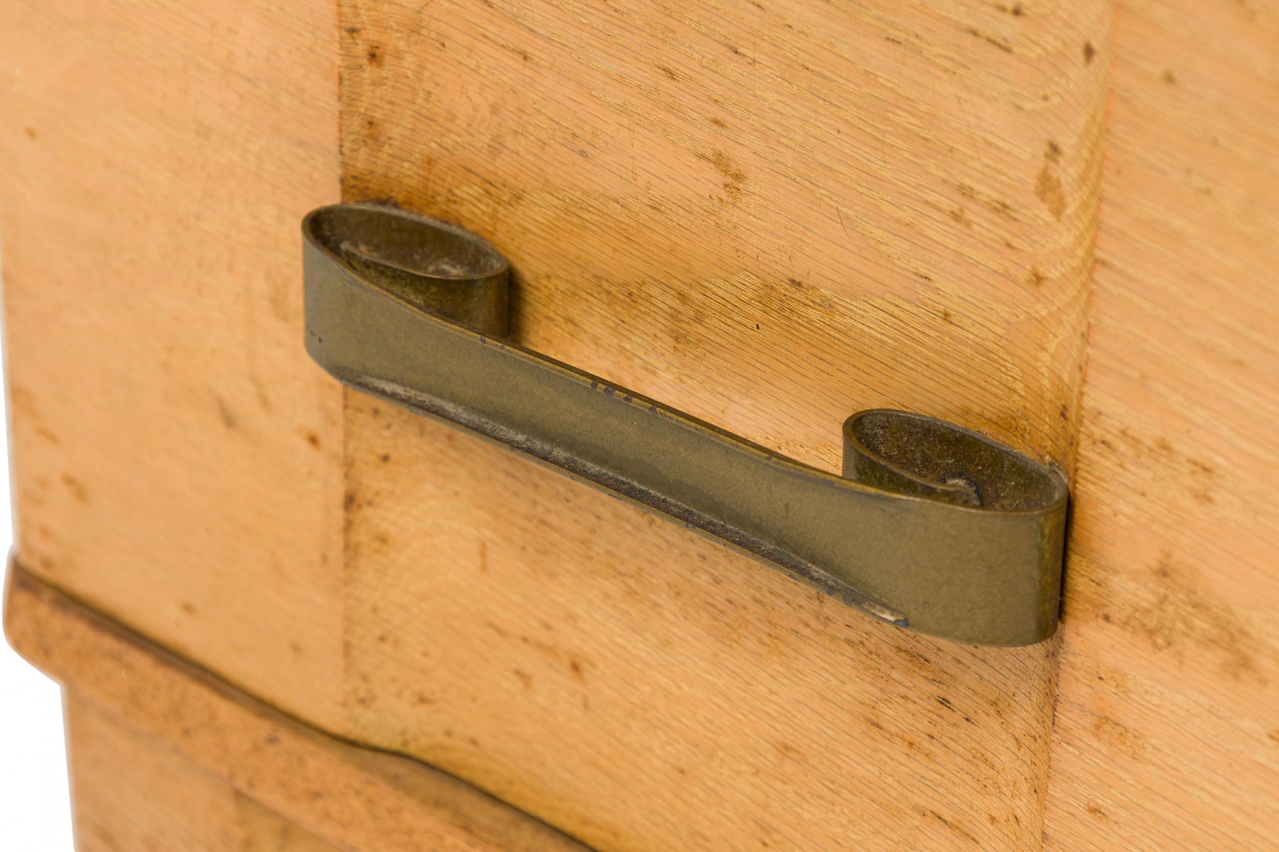 Morgan Furniture Comodino in legno chiaro a tre cassetti con maniglia a volute in ottone in vendita 2
