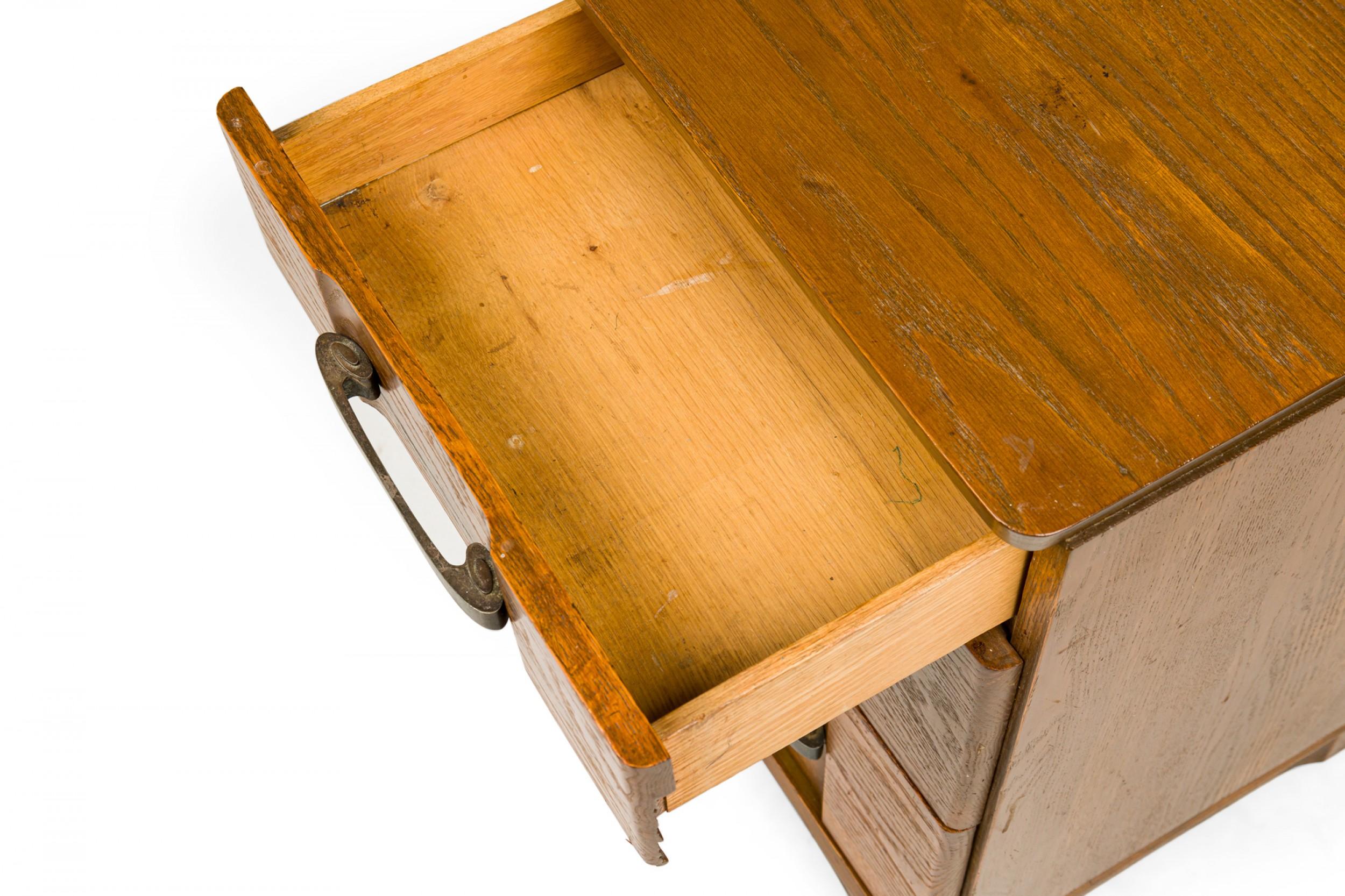Morgan Furniture Nachttisch aus Holz mit drei Schubladen und Messingschnörkeln im Angebot 5