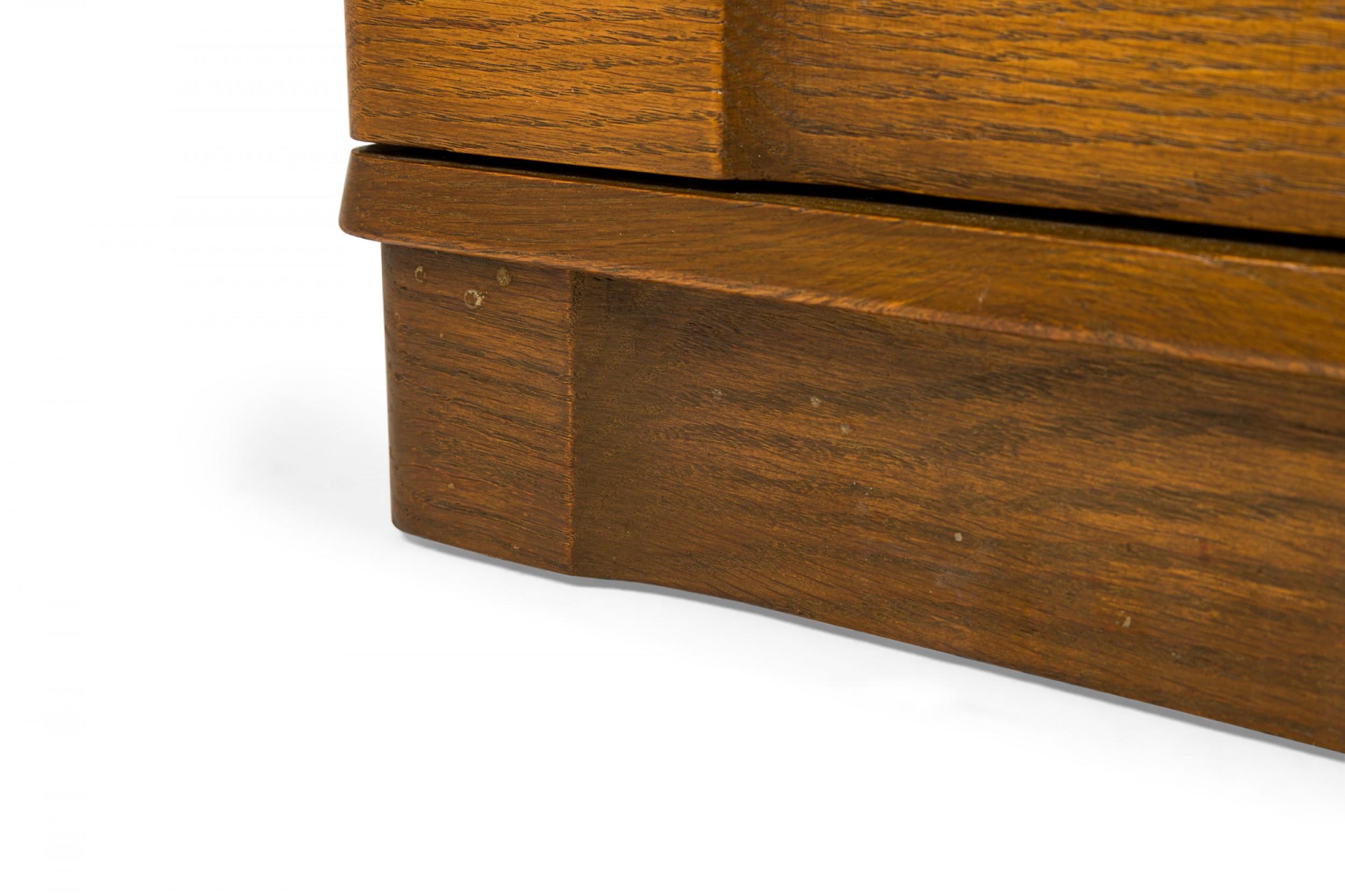 Morgan Furniture Nachttisch aus Holz mit drei Schubladen und Messingschnörkeln im Angebot 7