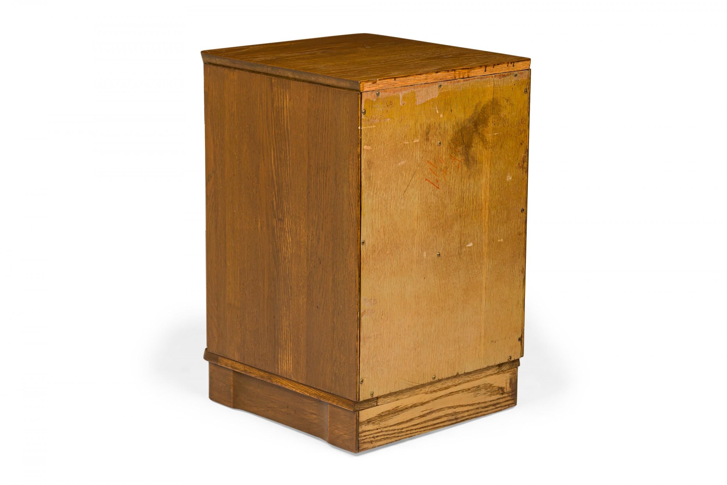Américain Table de chevet Morgan Furniture en bois à trois tiroirs et poignée en laiton en vente