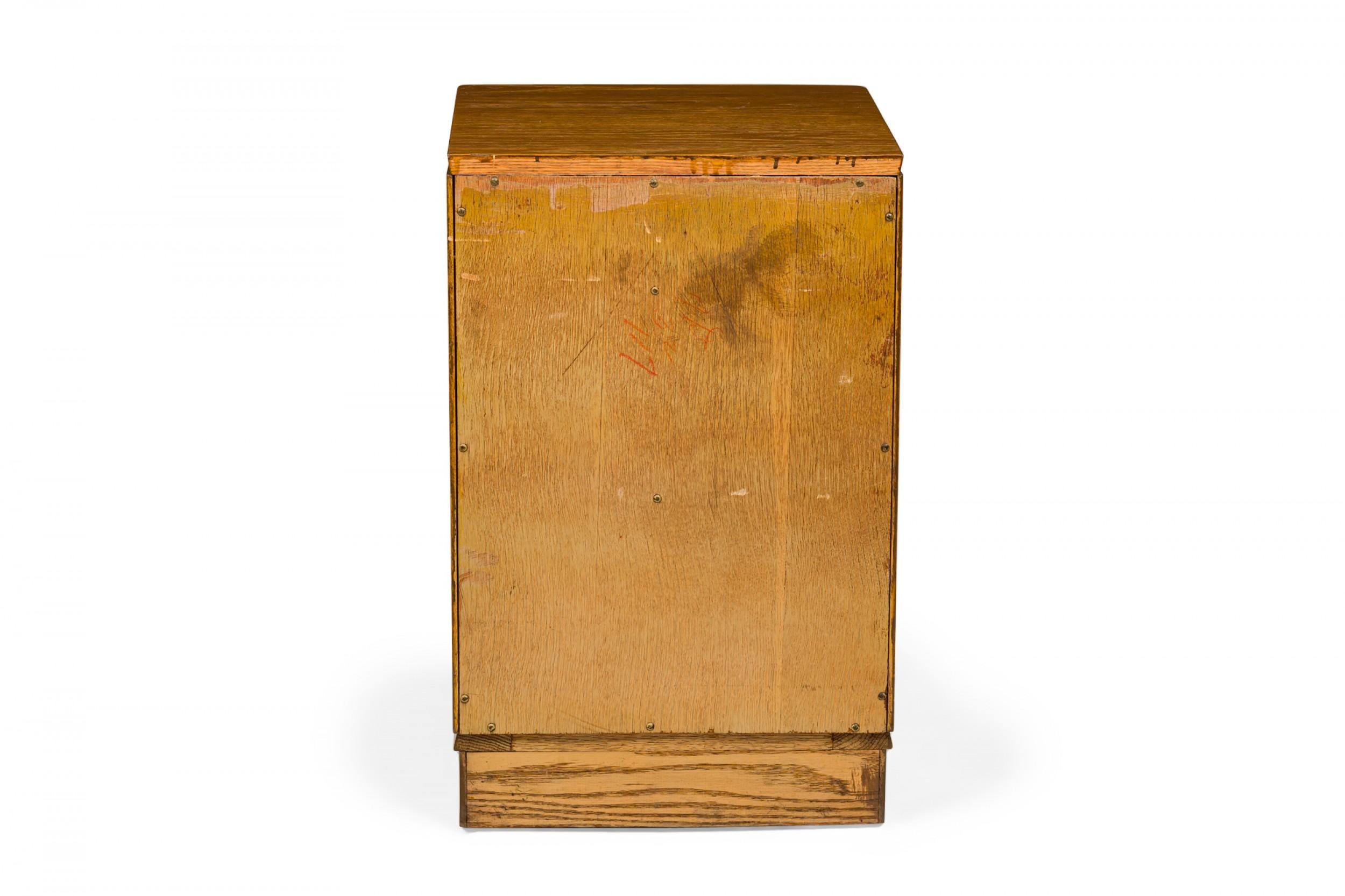 Morgan Furniture Nachttisch aus Holz mit drei Schubladen und Messingschnörkeln im Zustand „Gut“ im Angebot in New York, NY