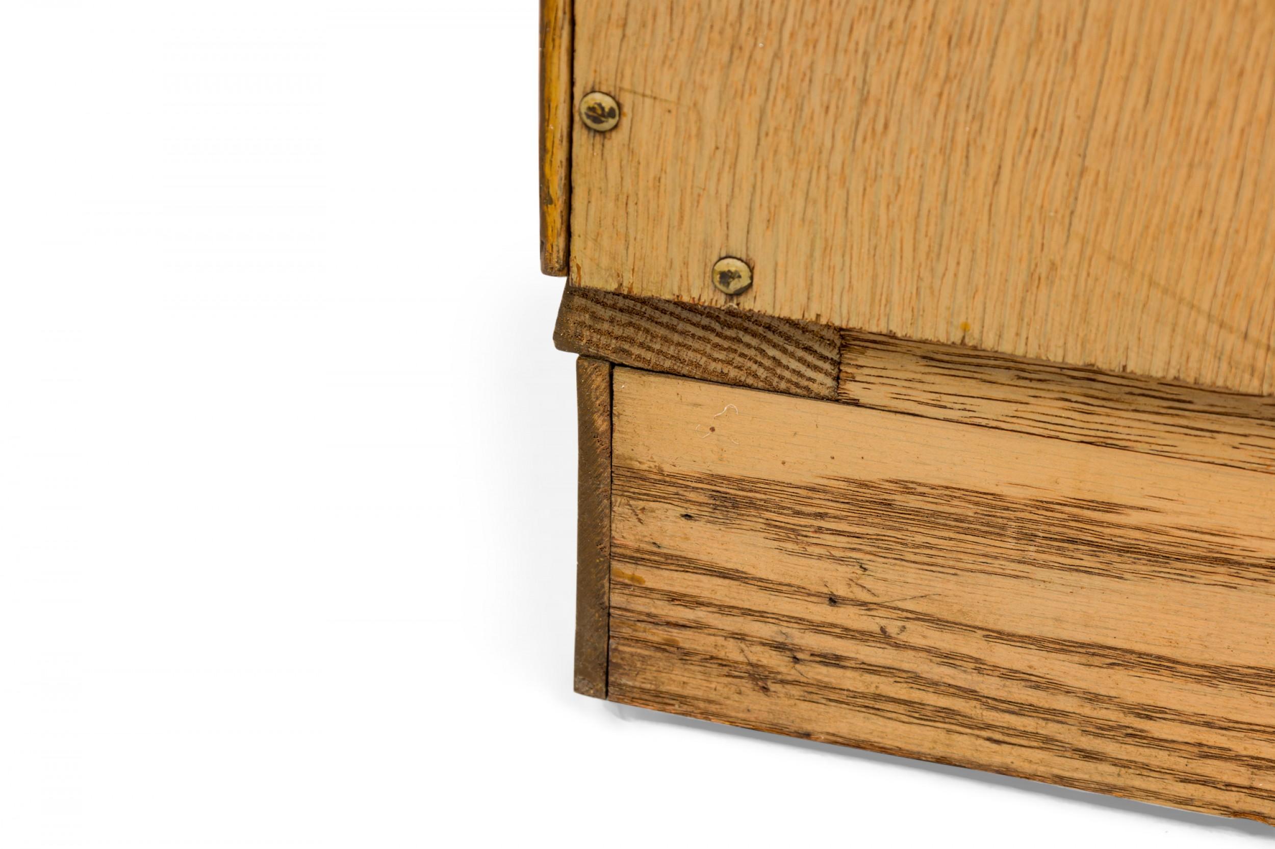 Morgan Furniture Nachttisch aus Holz mit drei Schubladen und Messingschnörkeln im Angebot 2