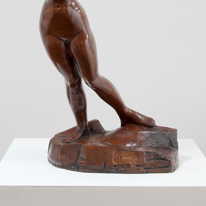 Hautfarbener Nackt (Gold), Nude Sculpture, von Morgan Russell