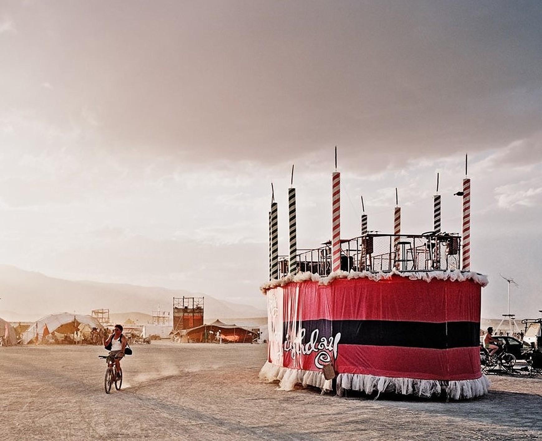 Cake - Morgan Seide, zeitgenössische britische Kunst, Wüste, Fotografie – Photograph von Morgan Silk
