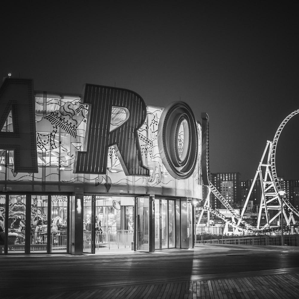 Carousel, Coney Island NY, Morgan Seide – Zeitgenössische Stadtfotografie