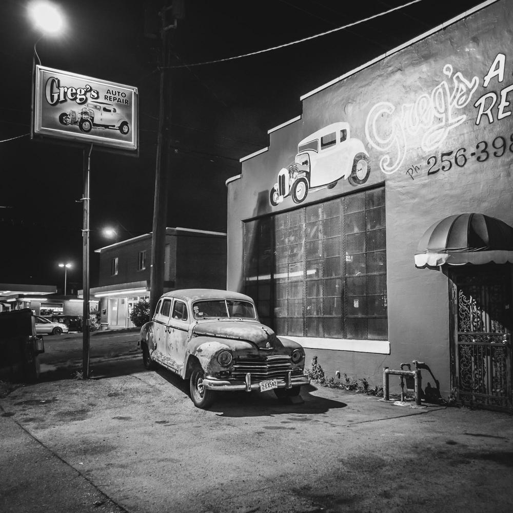 Greg's Auto Shop, Nashville, Tennessee" ist ein stimmungsvoller Druck von Morgan Silk. 

Es ist in dieser Größe von 18" x 18" in einer limitierten Auflage von 10 Stück erhältlich.

Aufgenommen während eines Roadtrips durch die Vereinigten Staaten im