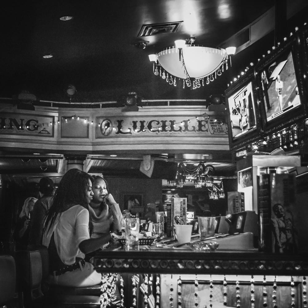 Lucky Lucille, Vicksburg, Mississippi - Photographie de vie nocturne en noir et blanc