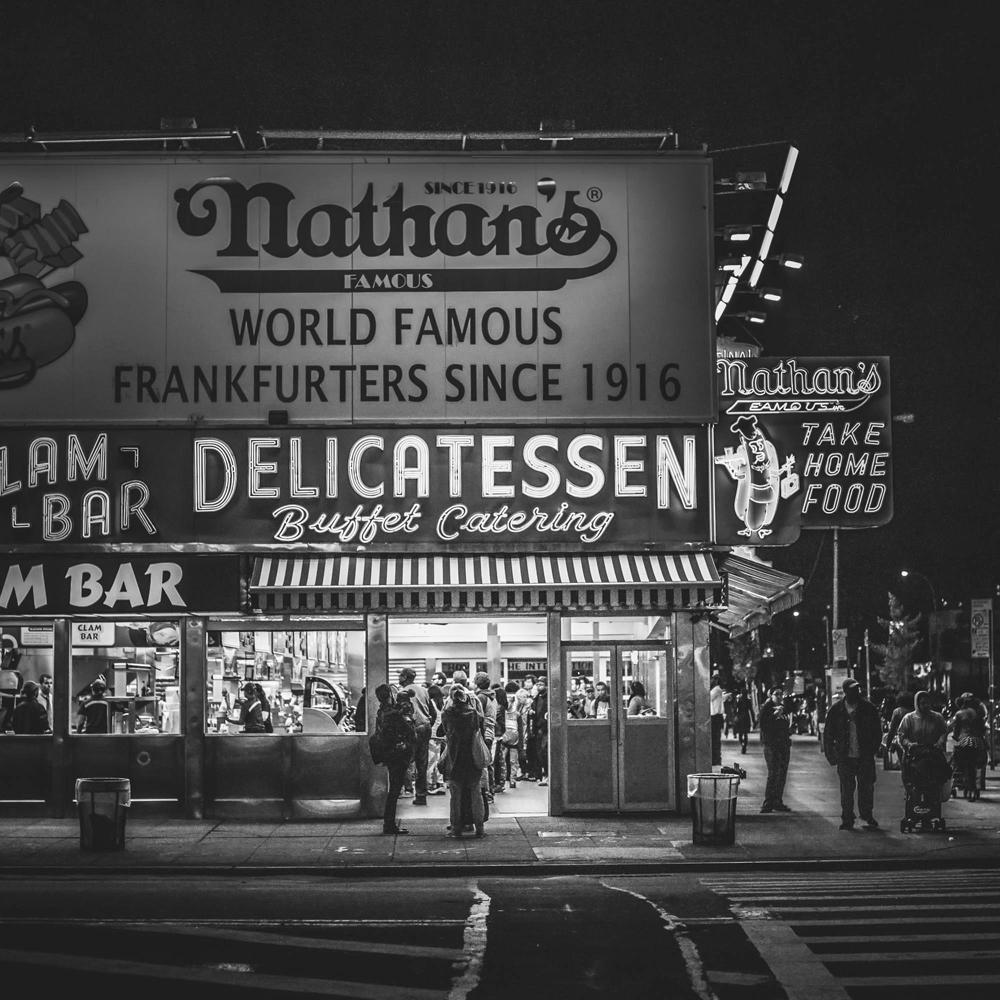 Nathan's Coney Island, NY" ist ein stimmungsvoller Druck von Morgan Silk. 

Es ist in dieser Größe von 18" x 18" in einer limitierten Auflage von 10 Stück erhältlich.

Aufgenommen während eines Roadtrips durch die Vereinigten Staaten im Jahr 2014,