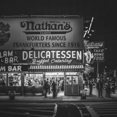 Nathan's, Coney Island, NY von Morgan Silk - Schwarz-Weiß-Fotografie