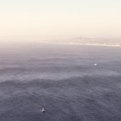 Segelboote – Morgan Seide, zeitgenössische Fotografie, Landschaft, Meer, Horizonte