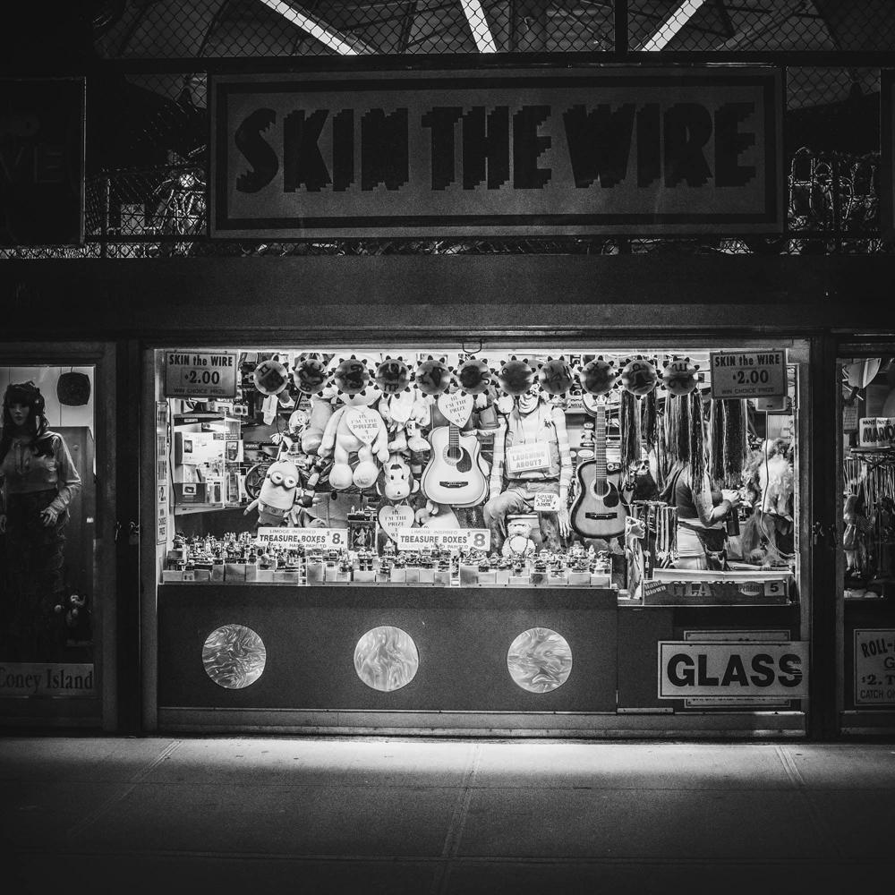 Skin the Wire, Coney Island, NY" est une gravure atmosphérique de Morgan Silk. 

Elle est disponible dans ce format de 18" x 18" en édition limitée à 10 exemplaires.

Pris lors d'un voyage en voiture à travers les États-Unis en 2014, le projet