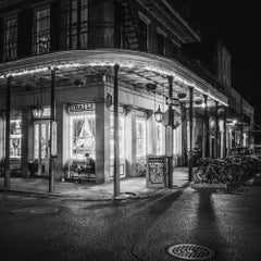 Tattoo Parlour, New Orleans von Morgan Silk – Schwarz-Weiß-Fotografie in Schwarz-Weiß