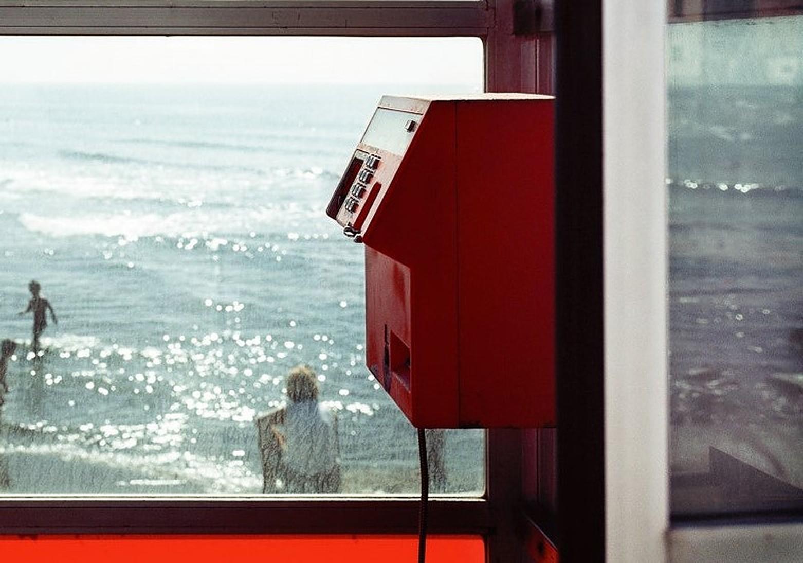 Telecom Italia – Morgan Seide, zeitgenössische Porträtfotografie, Meereslandschaft, Strand – Photograph von Morgan Silk
