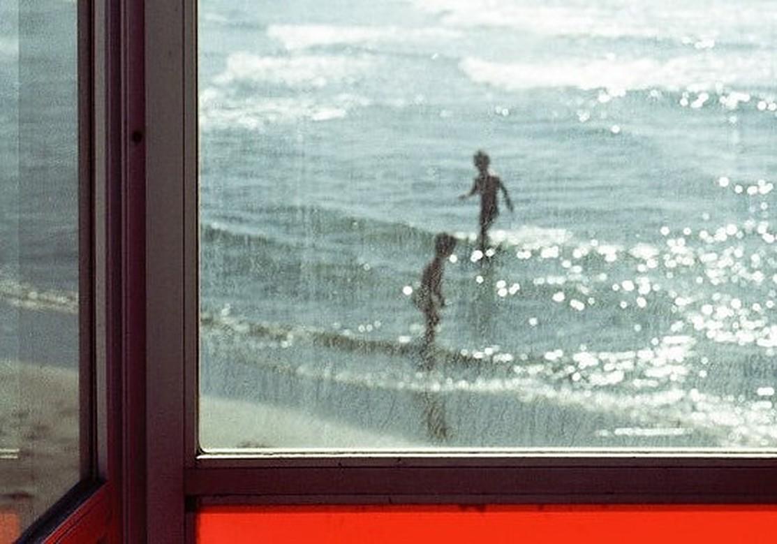 Telecom Italia – Morgan Seide, zeitgenössische Porträtfotografie, Meereslandschaft, Strand (Zeitgenössisch), Photograph, von Morgan Silk