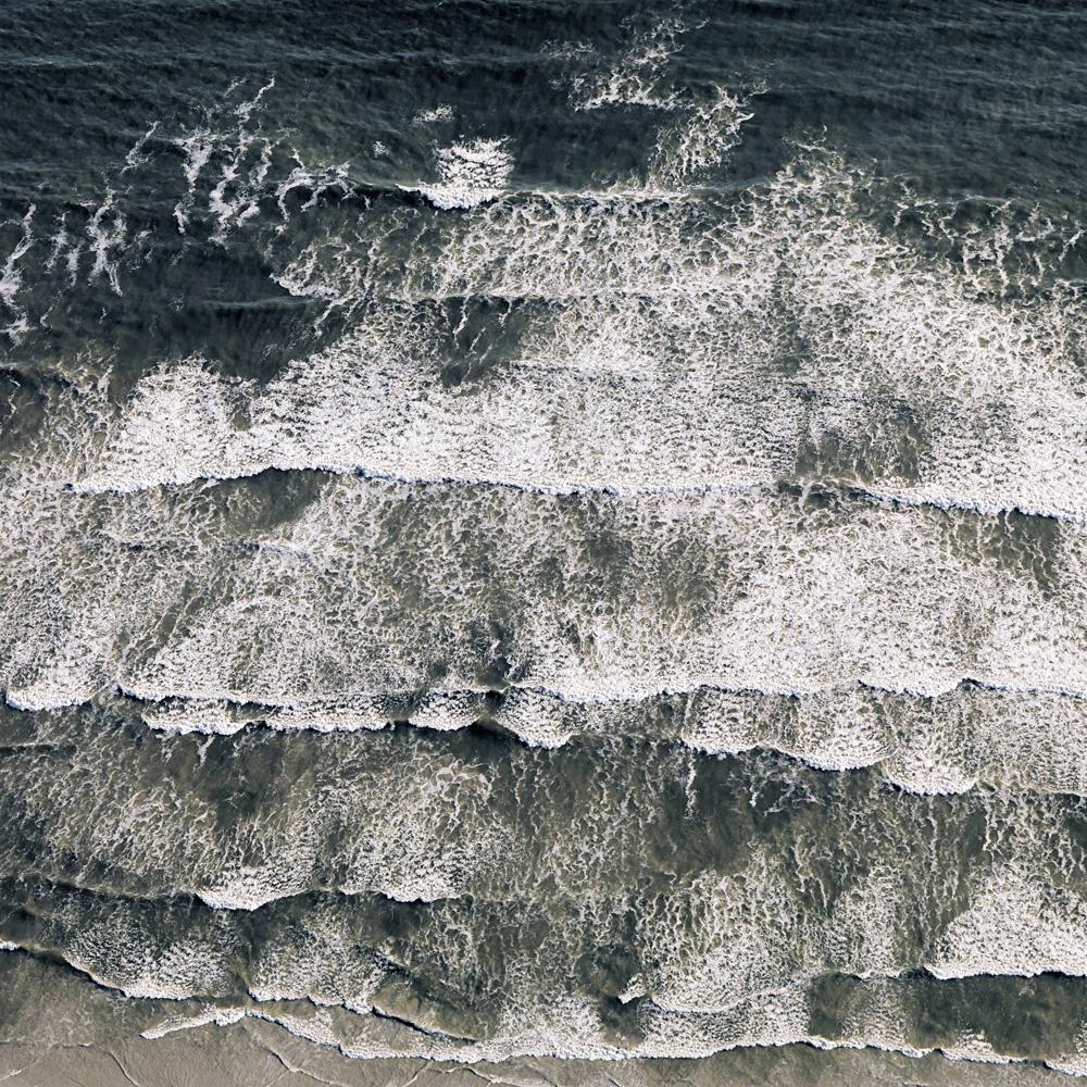 Morgan Silk Abstract Photograph – Waves - Morgan Seide, zeitgenössische Luftfotografie, Strände, Wellen, Meer