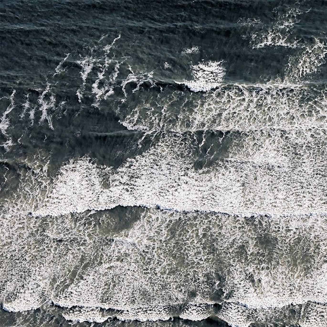 Waves - Morgan Seide, zeitgenössische Luftfotografie, Strände, Wellen, Meer (Zeitgenössisch), Photograph, von Morgan Silk