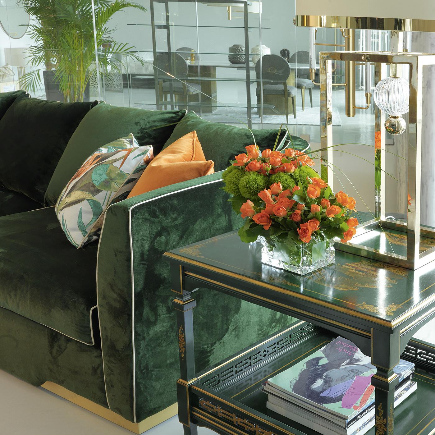 Este sofisticado sofá de tres plazas es una impresionante pieza de decoración funcional que aportará un estilo único a cualquier salón. El marco de madera maciza descansa sobre un zócalo de latón con acabado satinado. Los cojines afelpados del