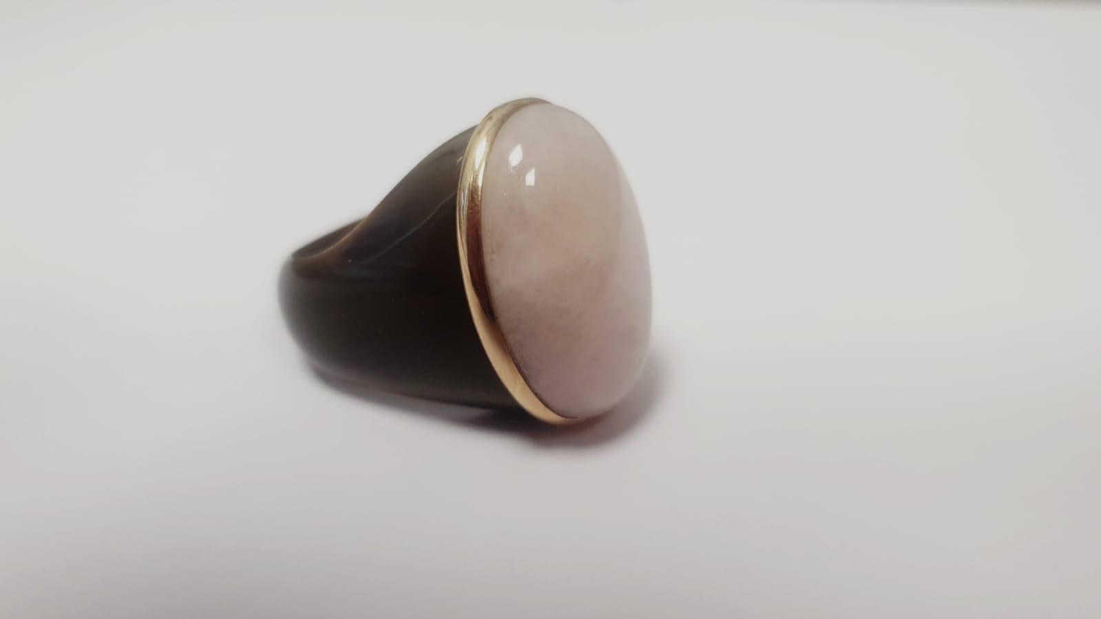 Elegant ring in brown bakelite, 18kt pink gold and morganite cabochon. 
Pink Gold g. 1,7
Oval Morganite cabochon size 25x18  mm
Size 17 (ita) 8 (usa)  57 (fra) 


