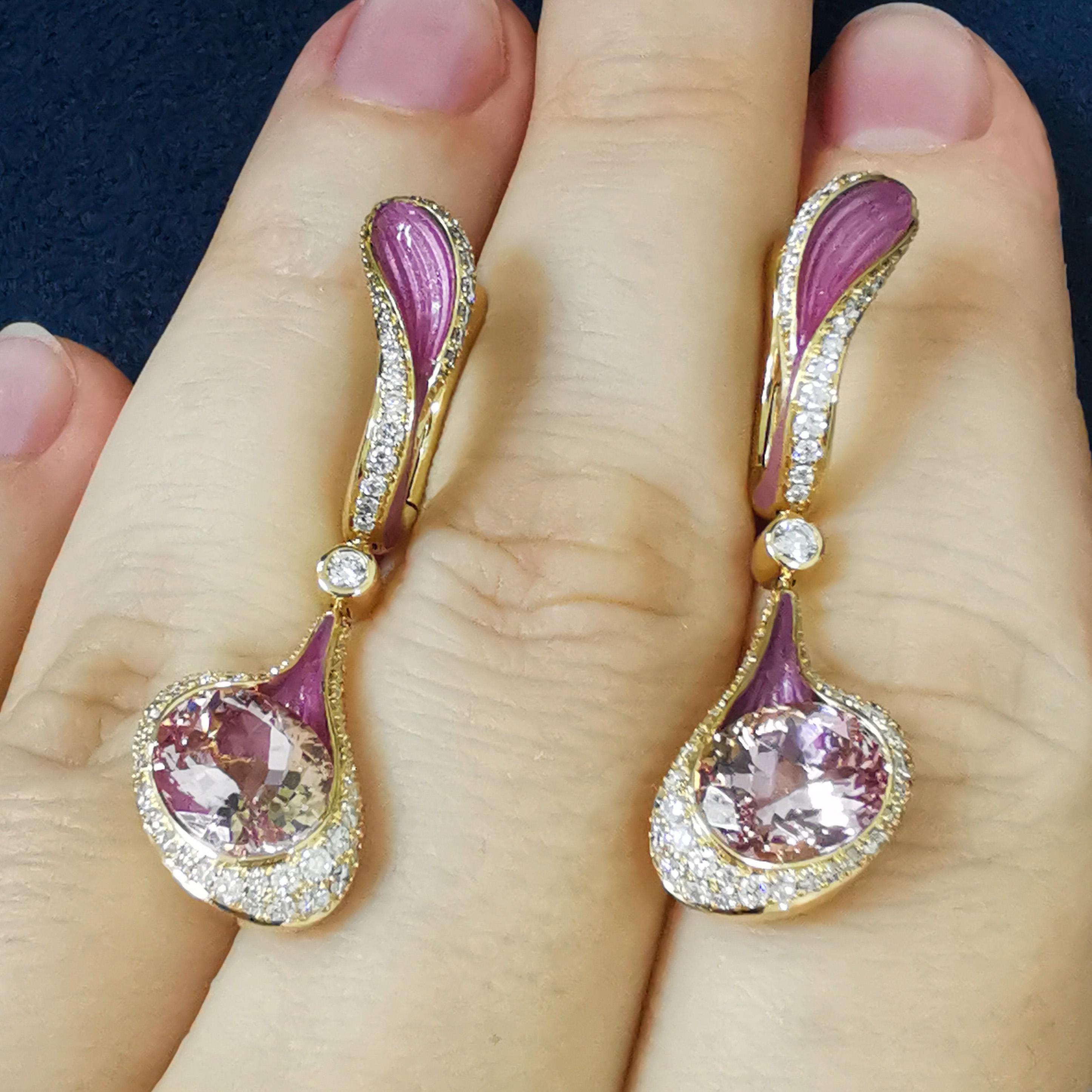 Ohrringe aus 18 Karat Gelbgold mit Morganit, 3,68 Karat Diamanten und Emaille mit gemelzenen Farben im Zustand „Neu“ im Angebot in Bangkok, TH
