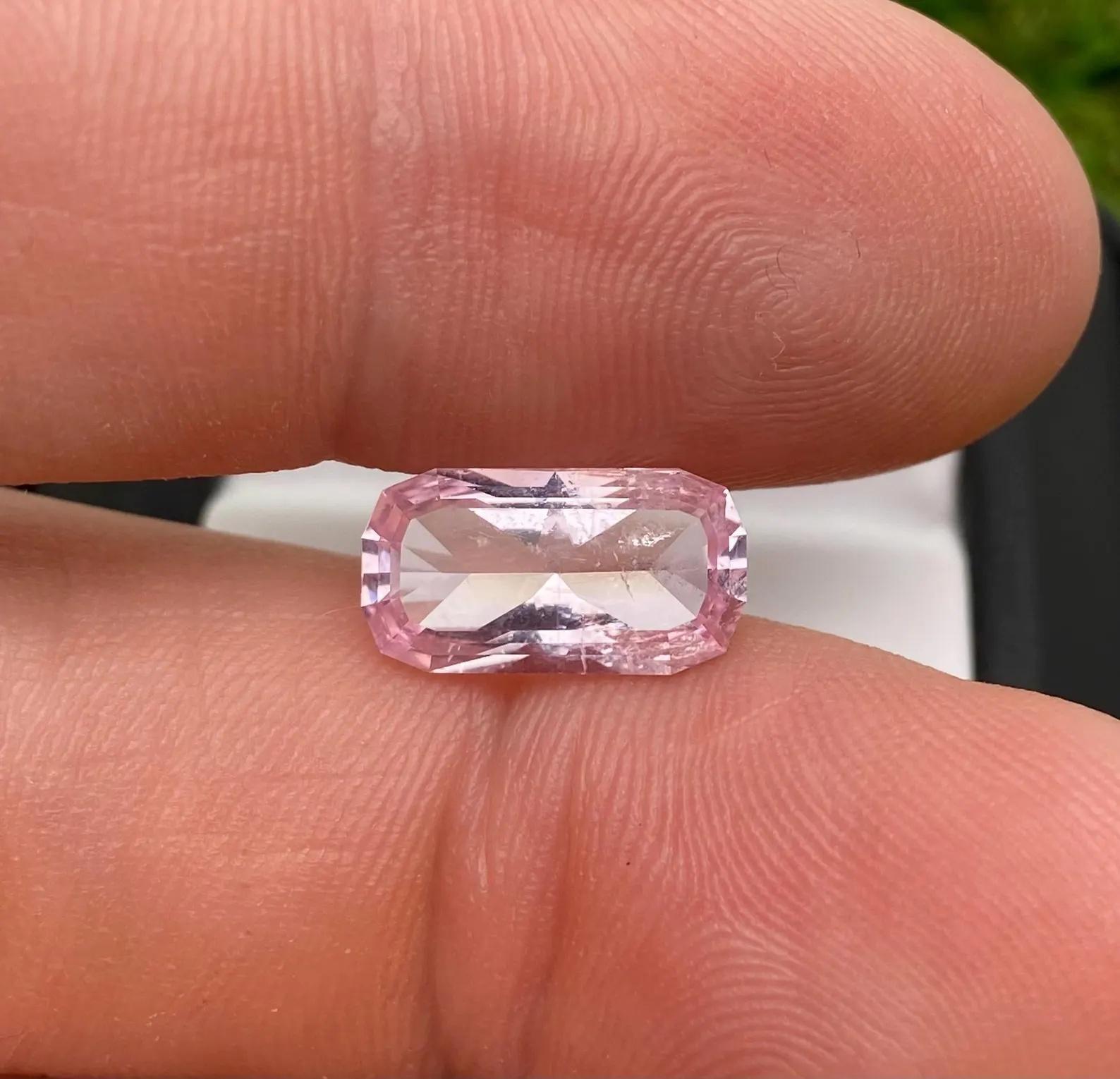 Women's or Men's Morganite 3.90 Ct., Loose natural gemstone, Excellent cut, Origin Nigeria For Sale