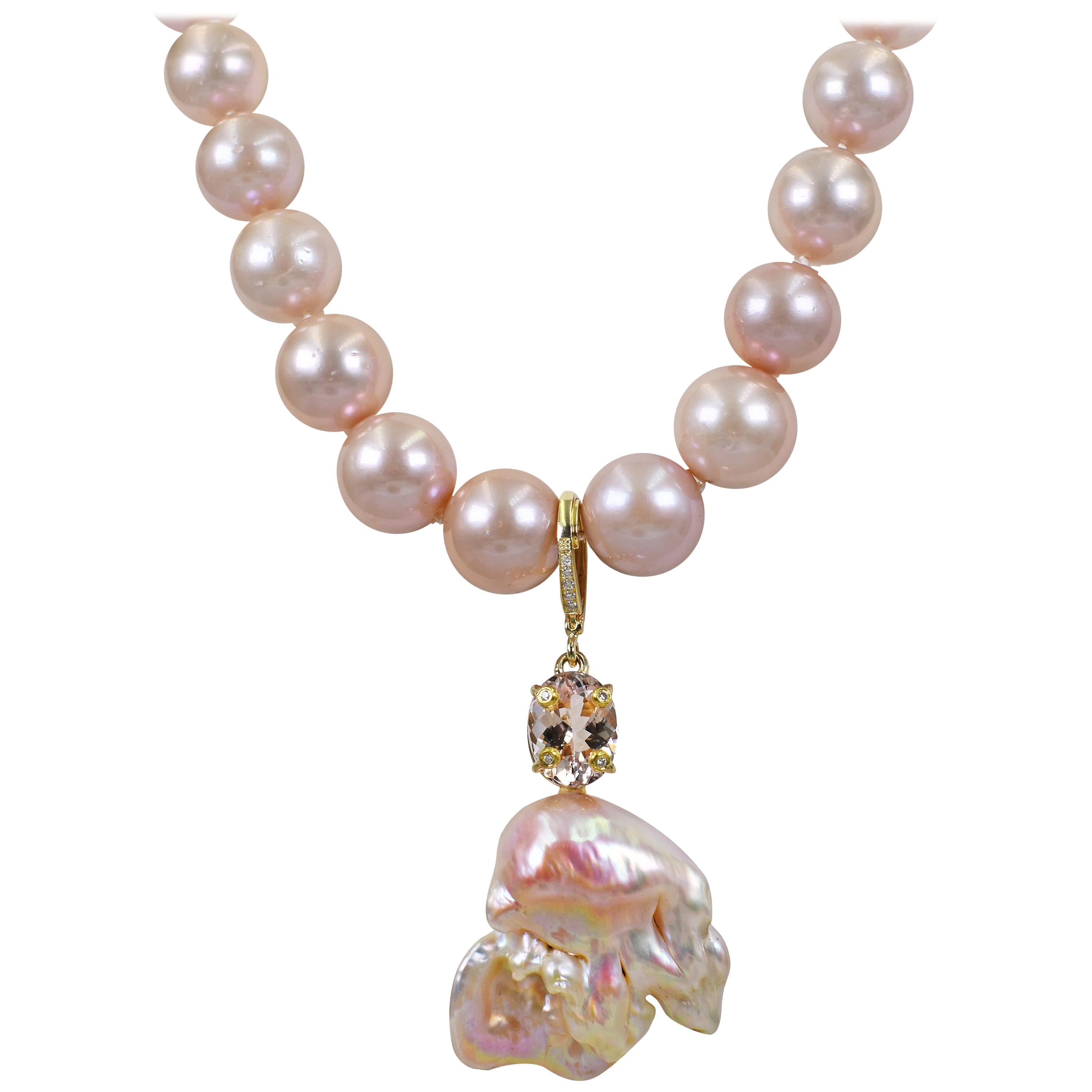 Pendentif en Morganite et perles baroques sur collier de perles roses graduées