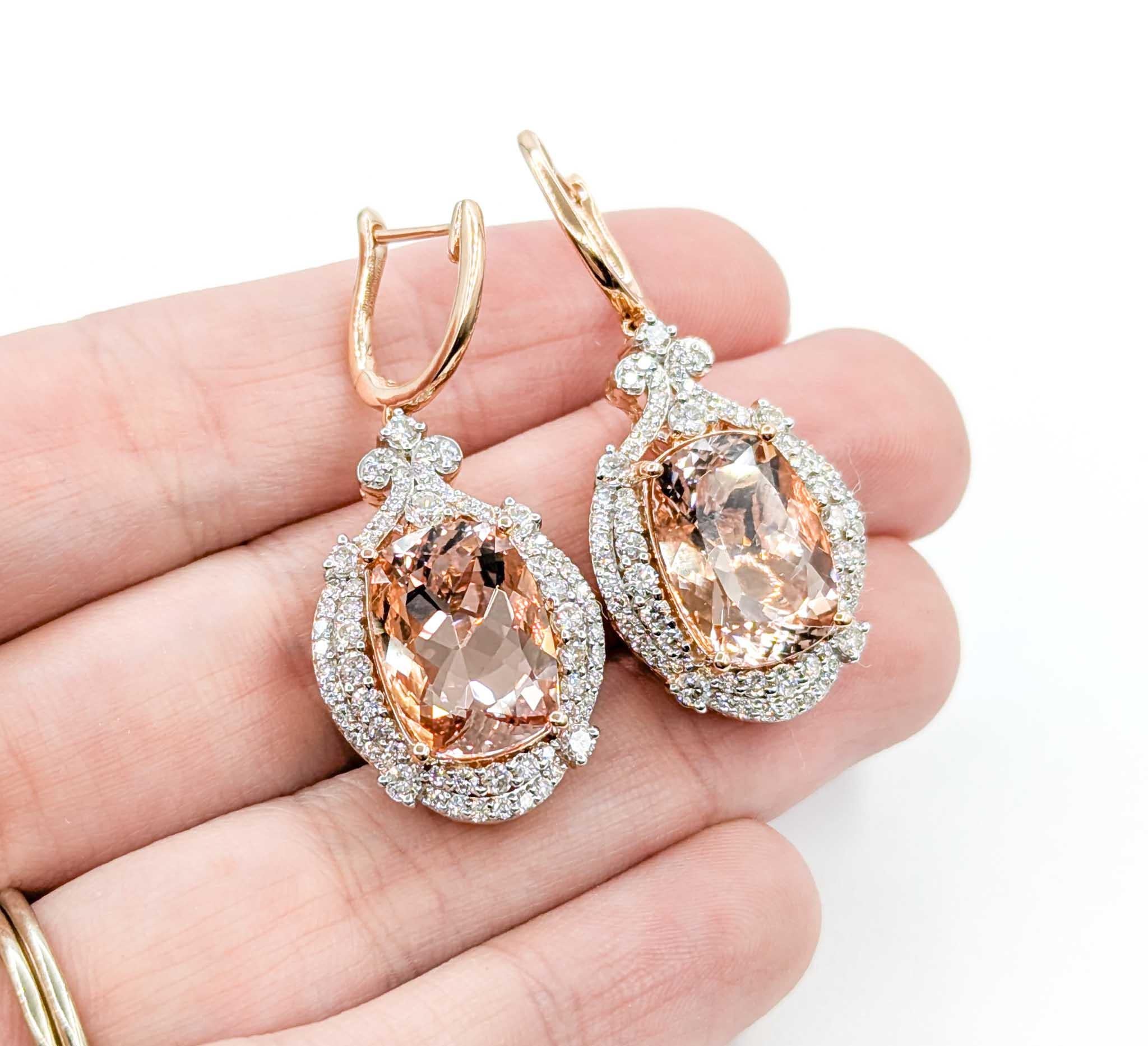 Atemberaubende Morganit und Diamant Ohrringe in 14k Rose Gold

Diese wunderschönen Ohrringe aus 14-karätigem Roségold sind mit einem Morganit besetzt. Die Ohrringe sind mit 1,64 ct Diamanten besetzt, die in einem Halo-Design einen 12,28 ct Morganit