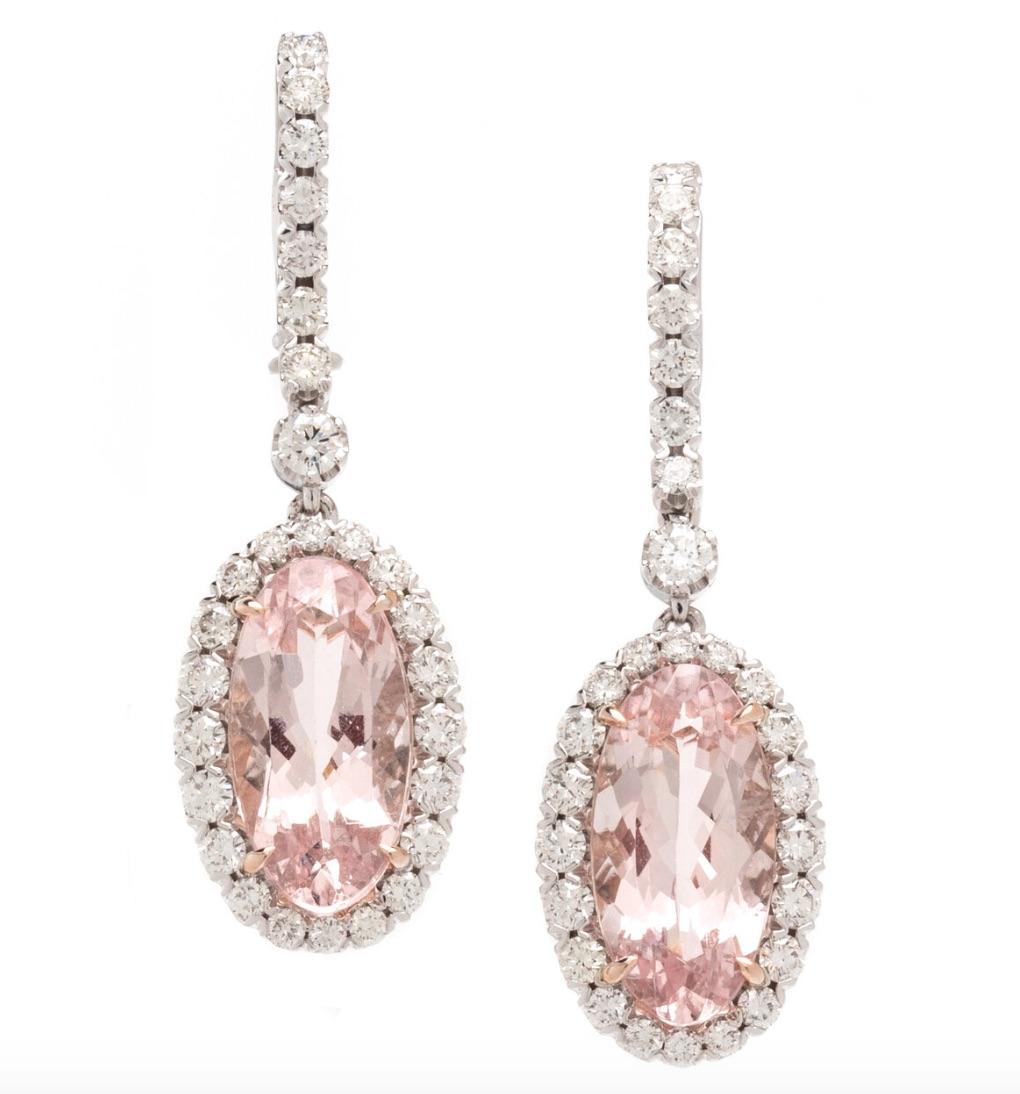 Ces magnifiques boucles d'oreilles gouttes présentent deux morganites ovales de taille mixte pesant environ 5,30 carats, entourées de 56 diamants ronds de taille brillant pesant au total environ 1,85 carat. Fabriquées en or blanc et rose 14 carats,