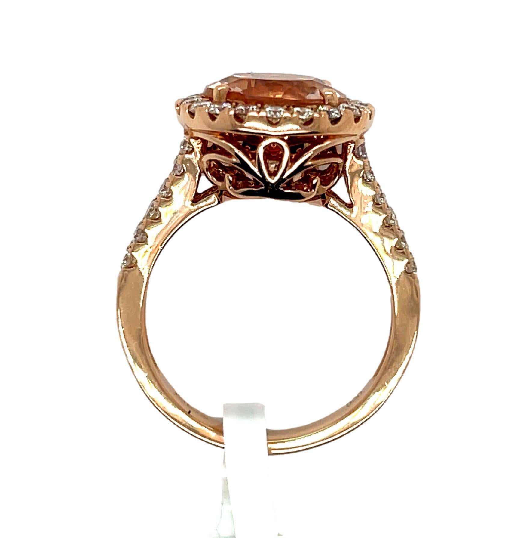Morganite and Diamond halo ring in 14K Rose Gold In New Condition For Sale In New York, NY