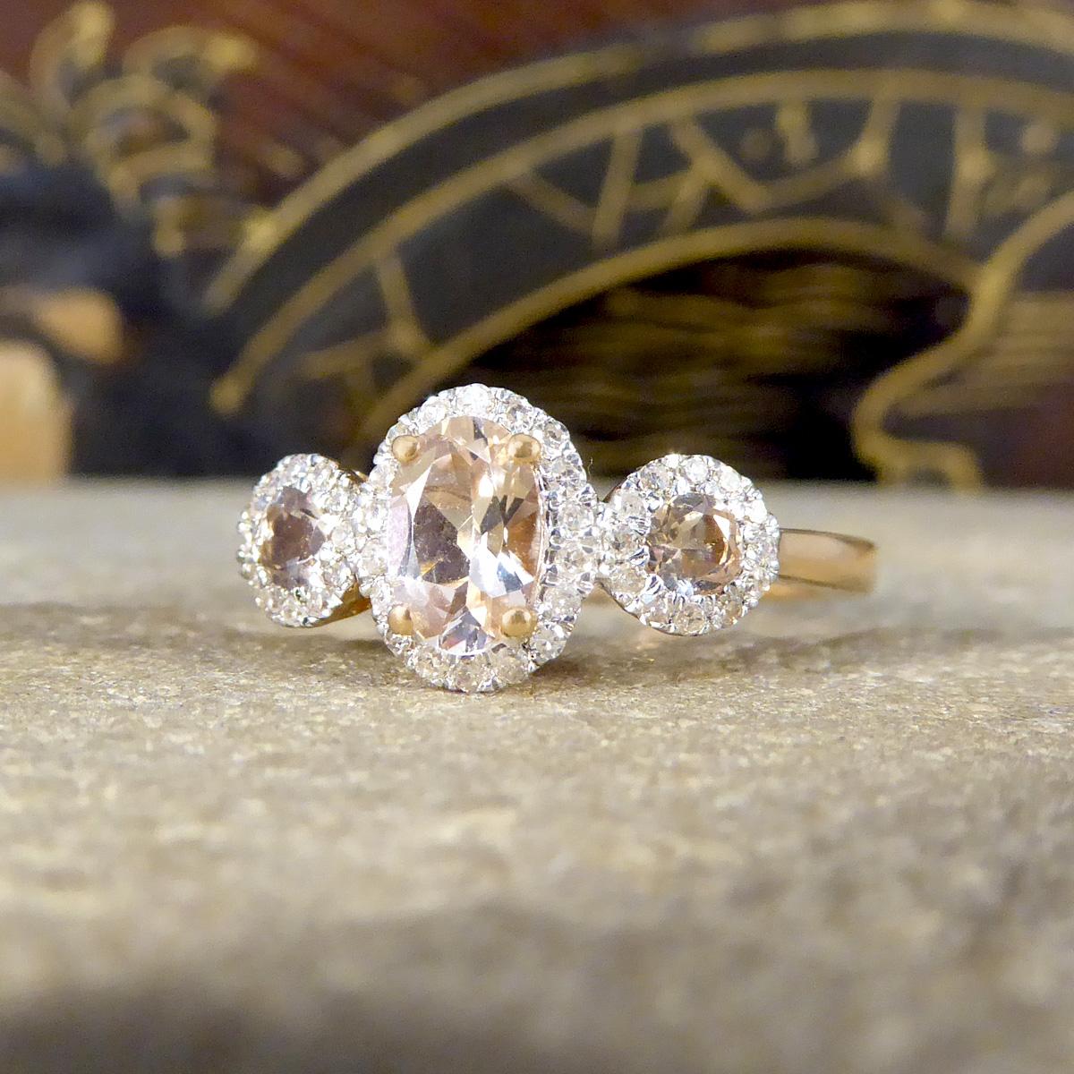 Dreifach-Cluster-Ring aus Roségold mit Morganit und Diamanten im Zustand „Neu“ im Angebot in Yorkshire, West Yorkshire