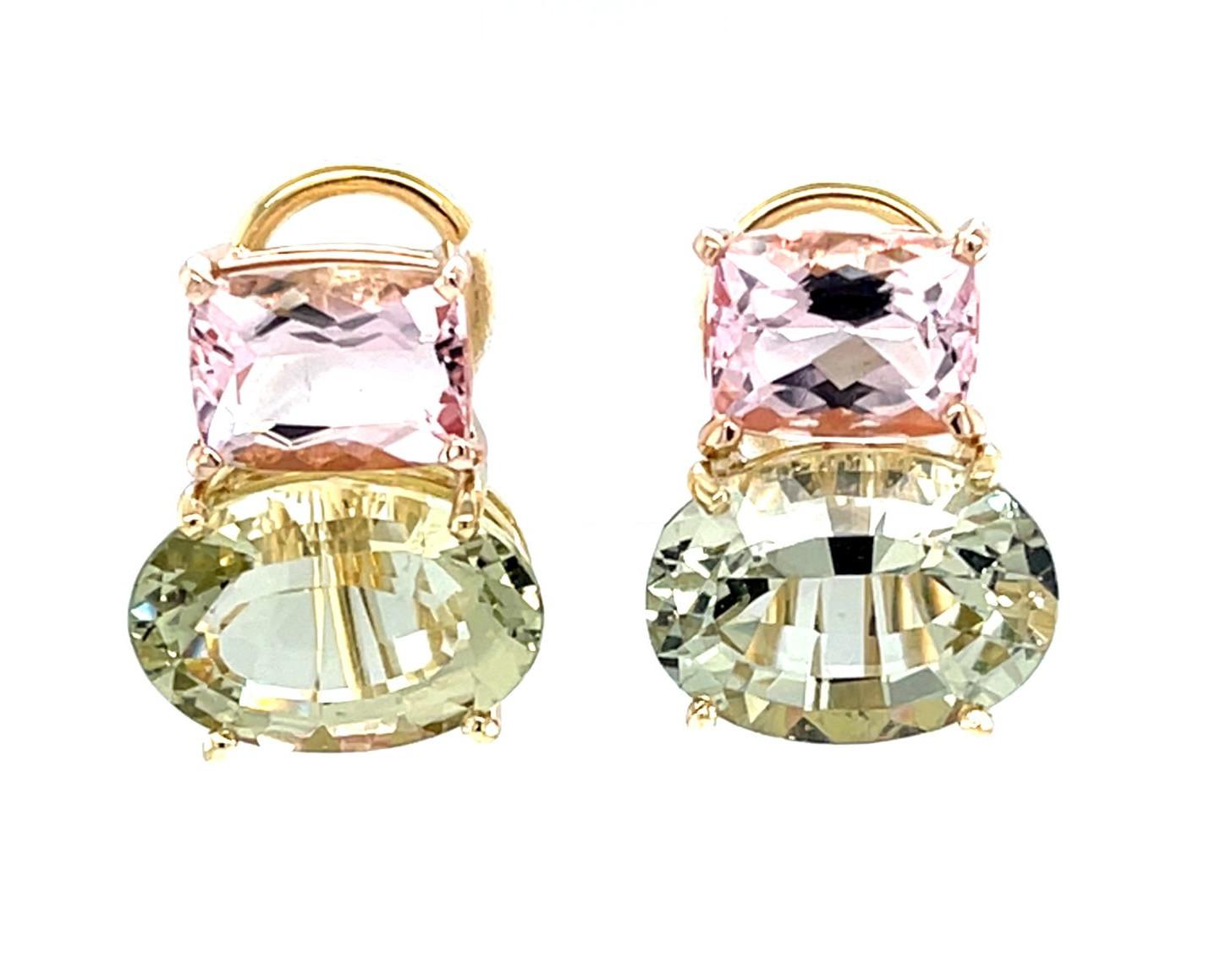 Questi orecchini a clip in oro 18 carati, unici nel loro genere, sono caratterizzati da raffinate gemme cristalline di berillo in due eleganti colori: il berillo dorato e il rosa brillante, noto anche come morganite. Gli scintillanti cuscini dorati