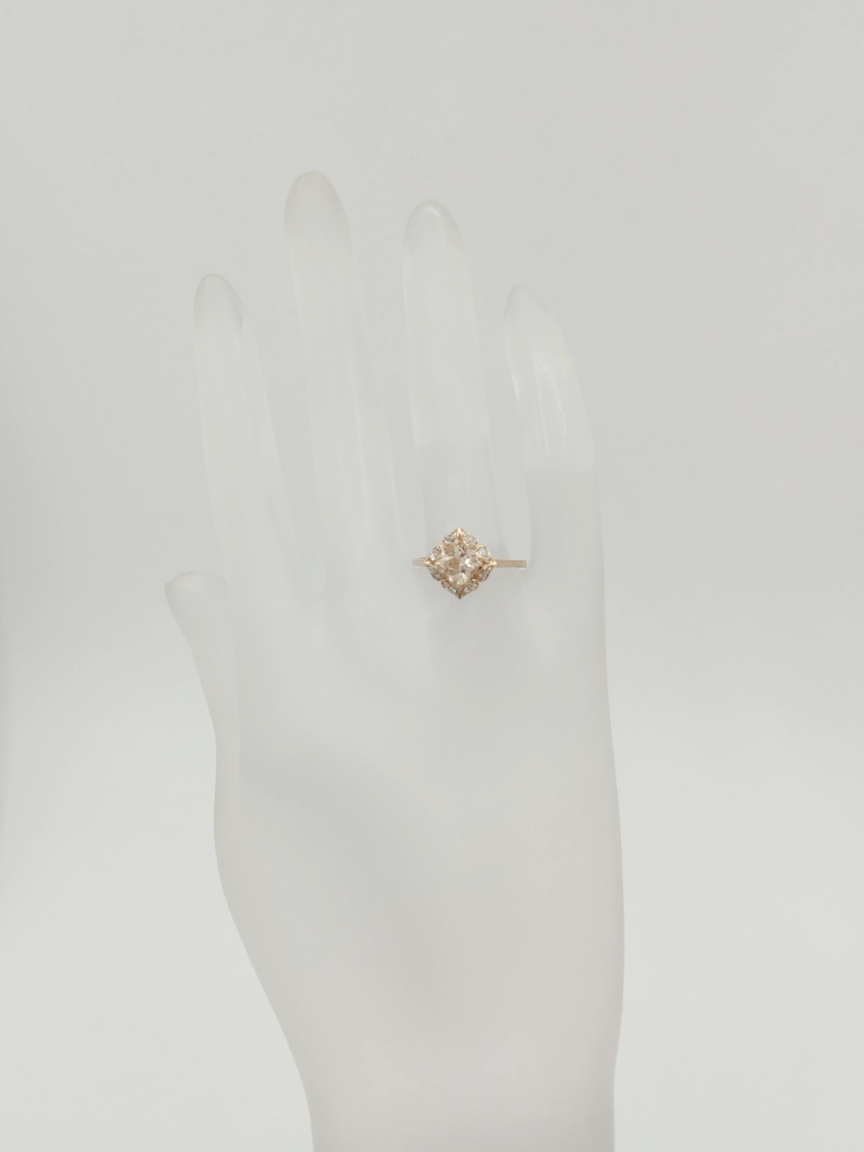 Ring aus 14 Karat Roségold mit Morganit und weißem Diamantdesign (Kissenschliff) im Angebot
