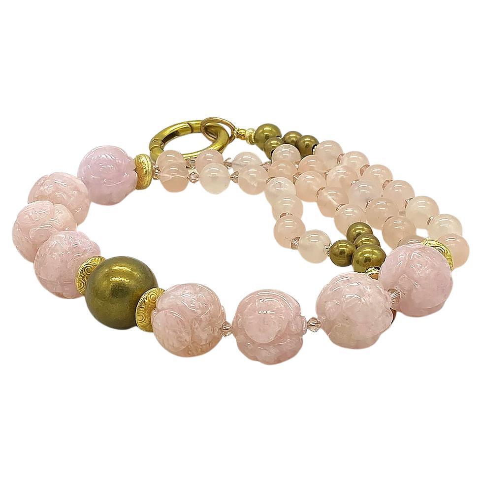 Questa è una collana di morganite intagliata con un motivo di lunga vita. L'abbiamo creato con otto morganiti opache intagliate da 20 mm, perline lisce traslucide da 10 mm e cristalli Swarovski rosati come distanziatori, accentuati da perline Bali