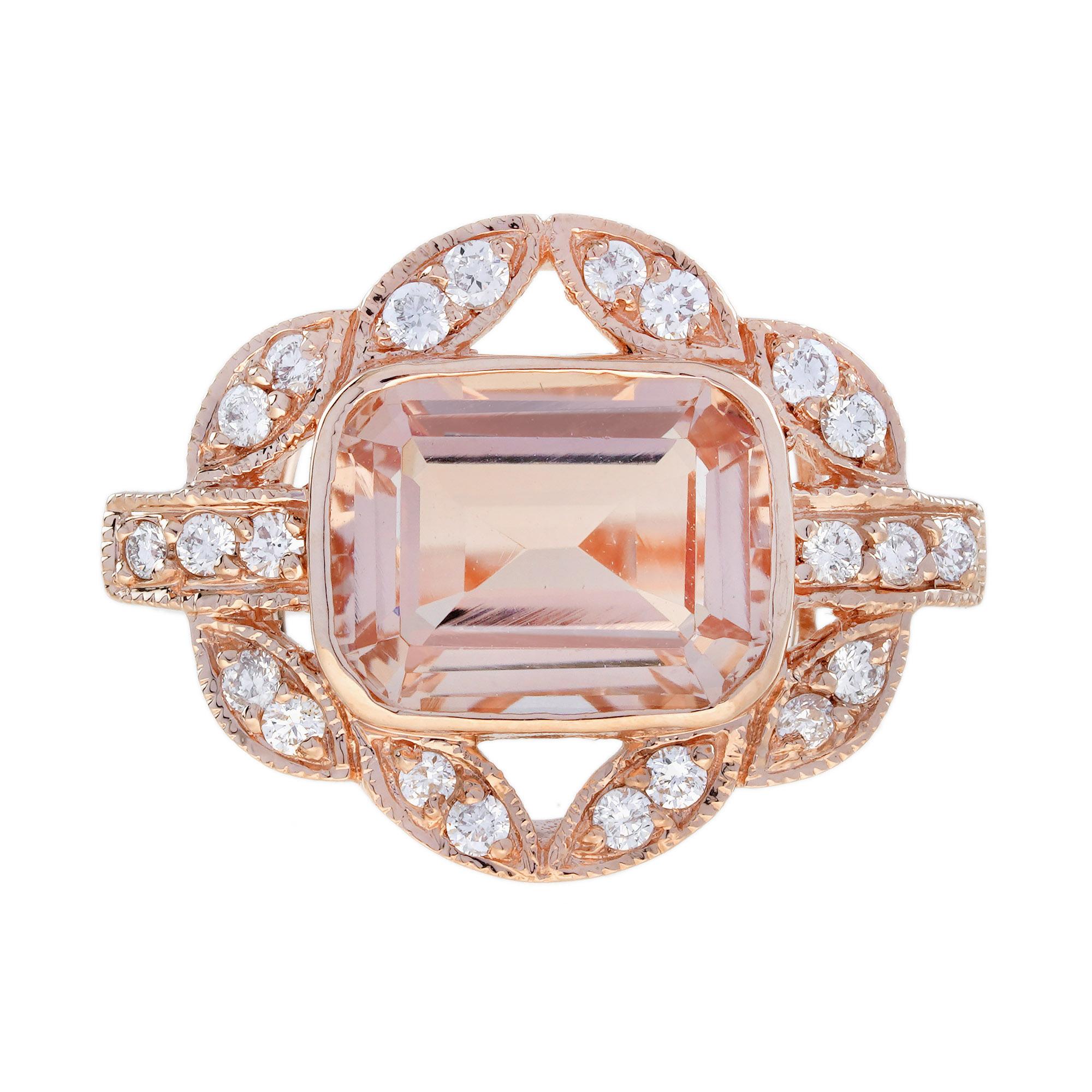 Faites-vous remarquer avec cette bague de fiançailles en Morganite d'inspiration Art déco. La morganite de taille émeraude au centre est rehaussée de diamants scintillants. Cette bague, réalisée en or rose massif, est parfaite pour celles qui