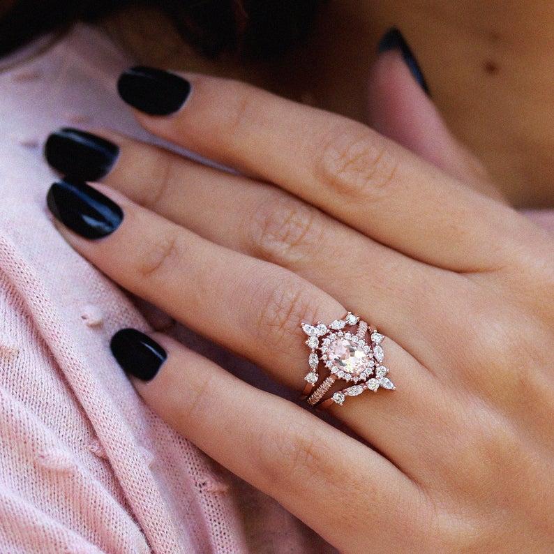 Vintage-inspiriertes ovales Morganit-Verlobungsset mit drei Ringen - 'Nia' mit zwei passenden 'Island'-Ringen. 
Diese Liste bezieht sich auf den Satz mit drei Ringen.
Mit Sorgfalt handgefertigt. 
Ein Originaldesign von Silly Shiny Diamonds.