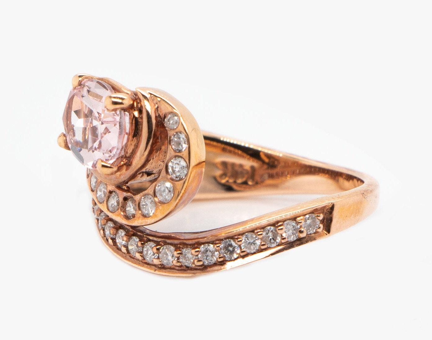 Taille ovale Bague vintage en or rose 14 carats avec morganite et halo de diamants en vente