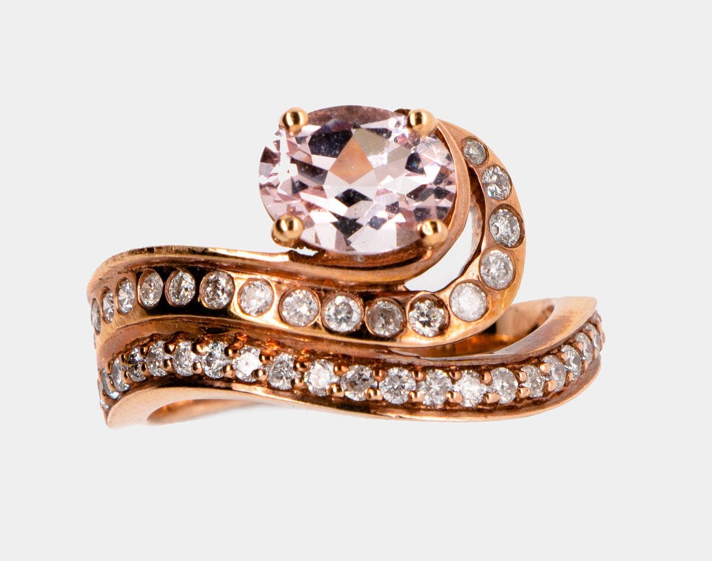 Morganite & Diamond Halo 14K Rose Vintage Ring In New Condition For Sale In New York, NY