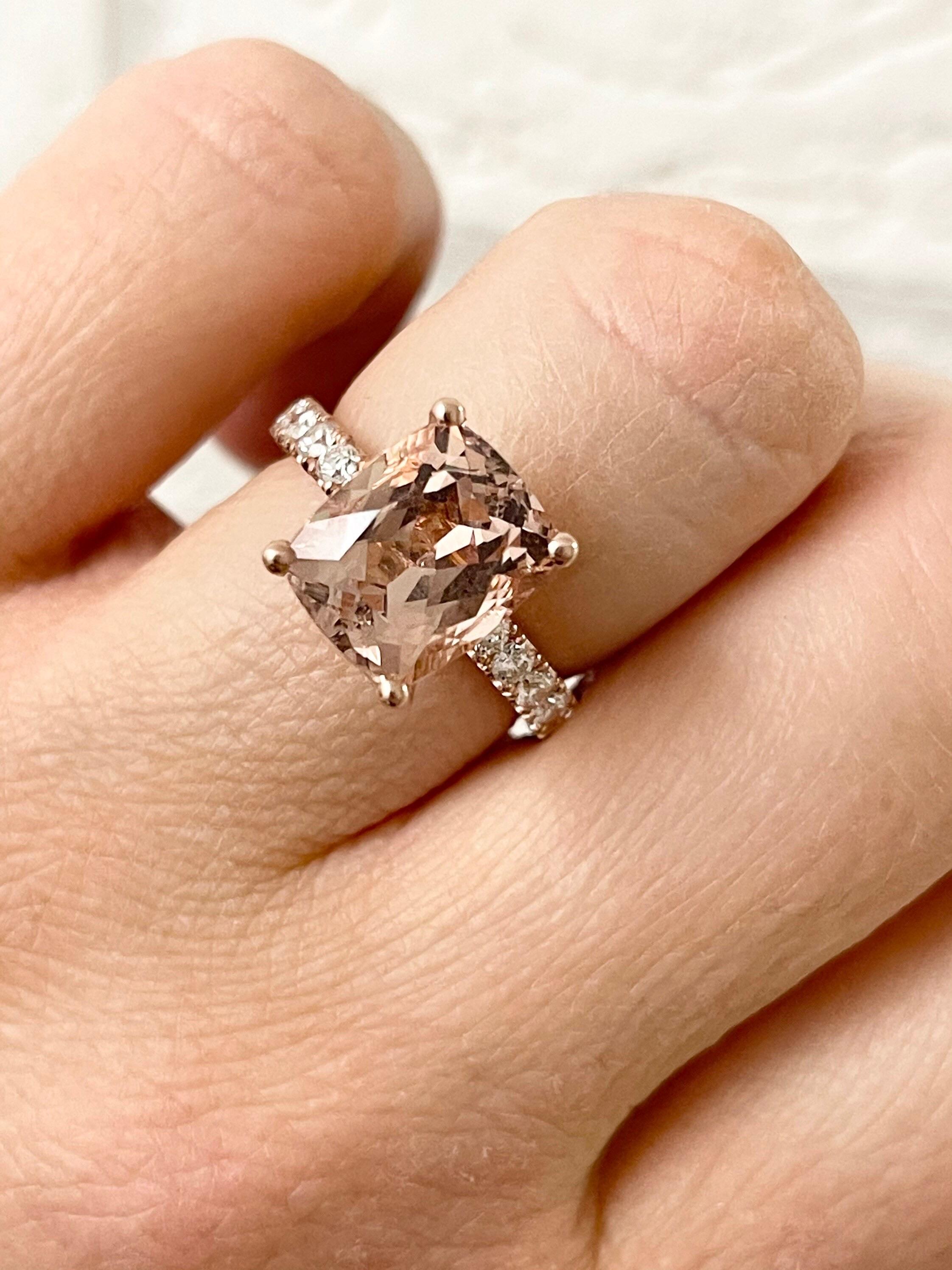 Atemberaubende große Morganit in nude Farbe begleitet von Diamanten in 18KT Roségold, definitiv eine andere Art von Verlobungsring für jemanden, der diese erdige warme Kombination liebt. Der Ring hat die Größe 7,5 und kann auf jede beliebige Größe