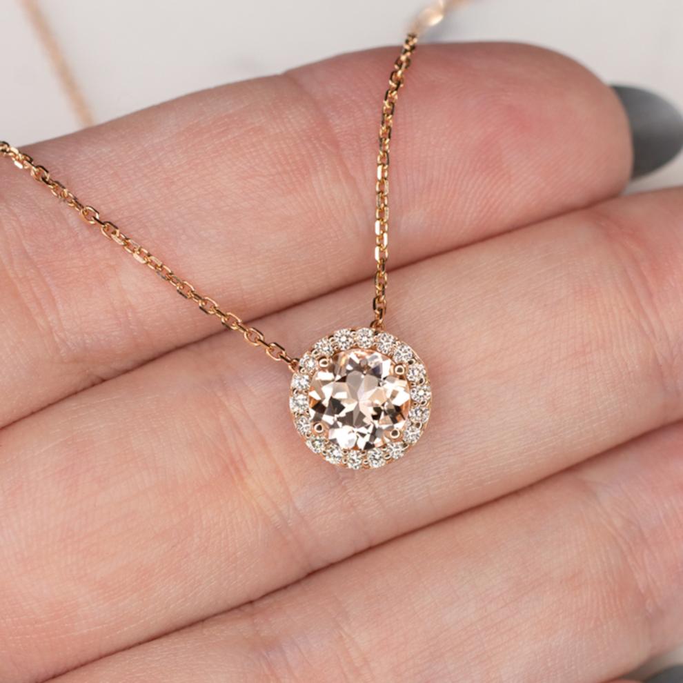 This is a beautiful 0.9 carat natural pink morganite necklace completely surrounded by a halo of sparkling brilliants.
It is a necklace of extraordinary beauty. 
In particular, the morganite is of a beautiful color reminiscent of rosé, and has a