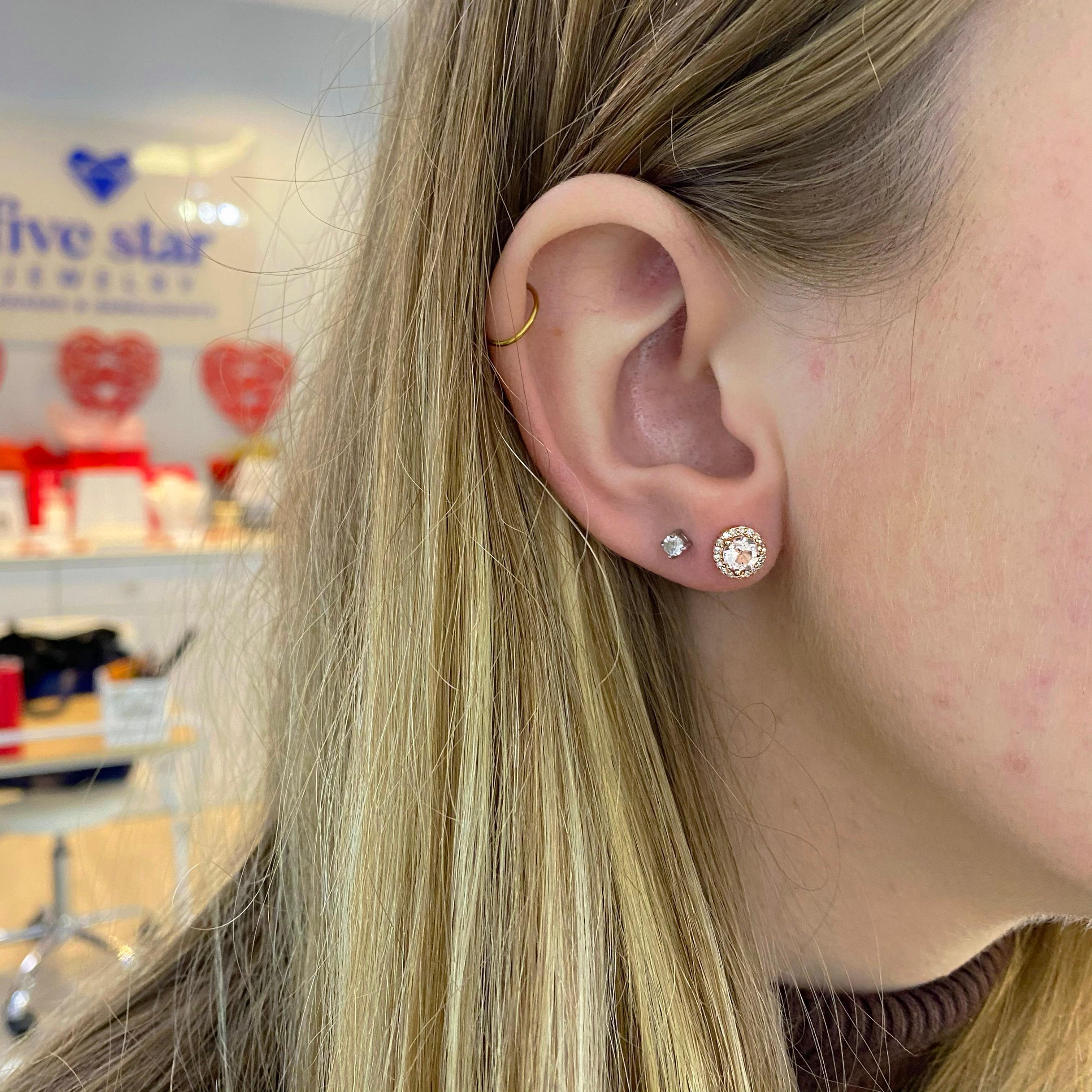 Die Details zu diesen wunderschönen Ohrringen sind unten aufgeführt:
1 Satz
Metallqualität: 14 Karat Roségold
Ohrring Typ: Ohrstecker
Diamant Nummer: 36
Diamant Gesamtgewicht: .13 Karat
Form des Diamanten: Rund
Diamant Reinheit: VS2-SI1
Farbe des