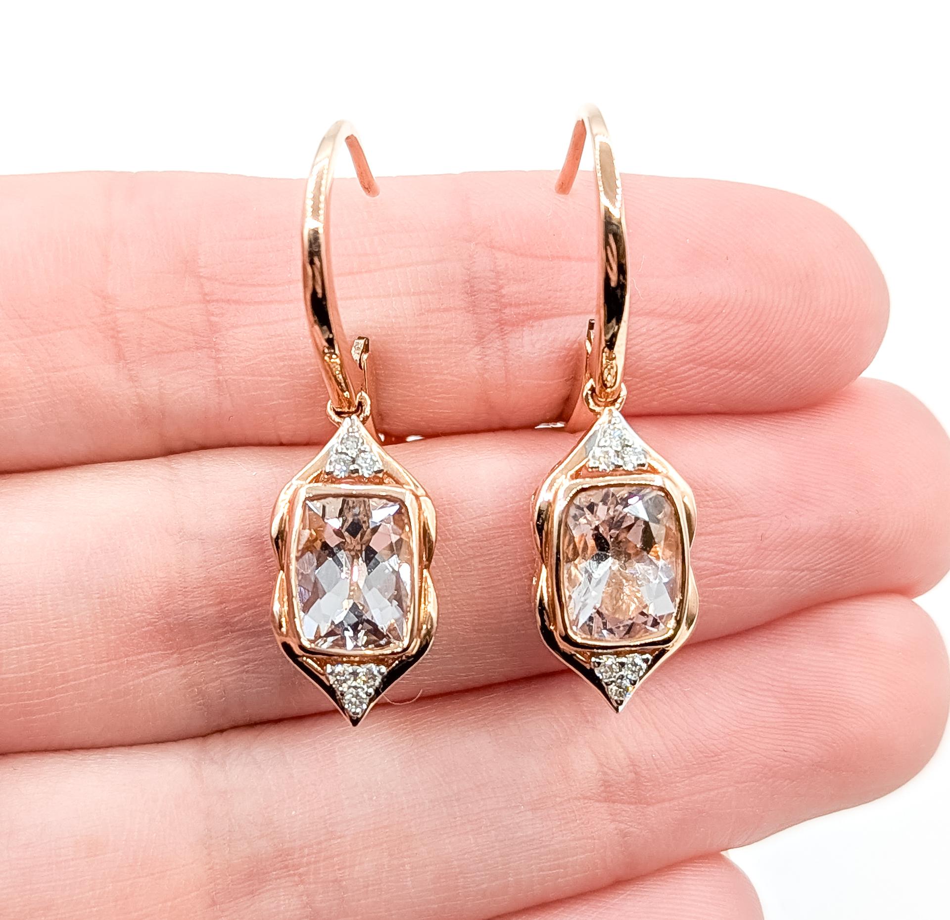 Orecchini pendenti a leva con morganite in oro rosa 14k

Questi orecchini sono realizzati in oro rosa 14k e presentano 3,86 carati di morganite in un elegante design a goccia. Le pietre sono incastonate in una cornice d'oro rosa ornata da diamanti