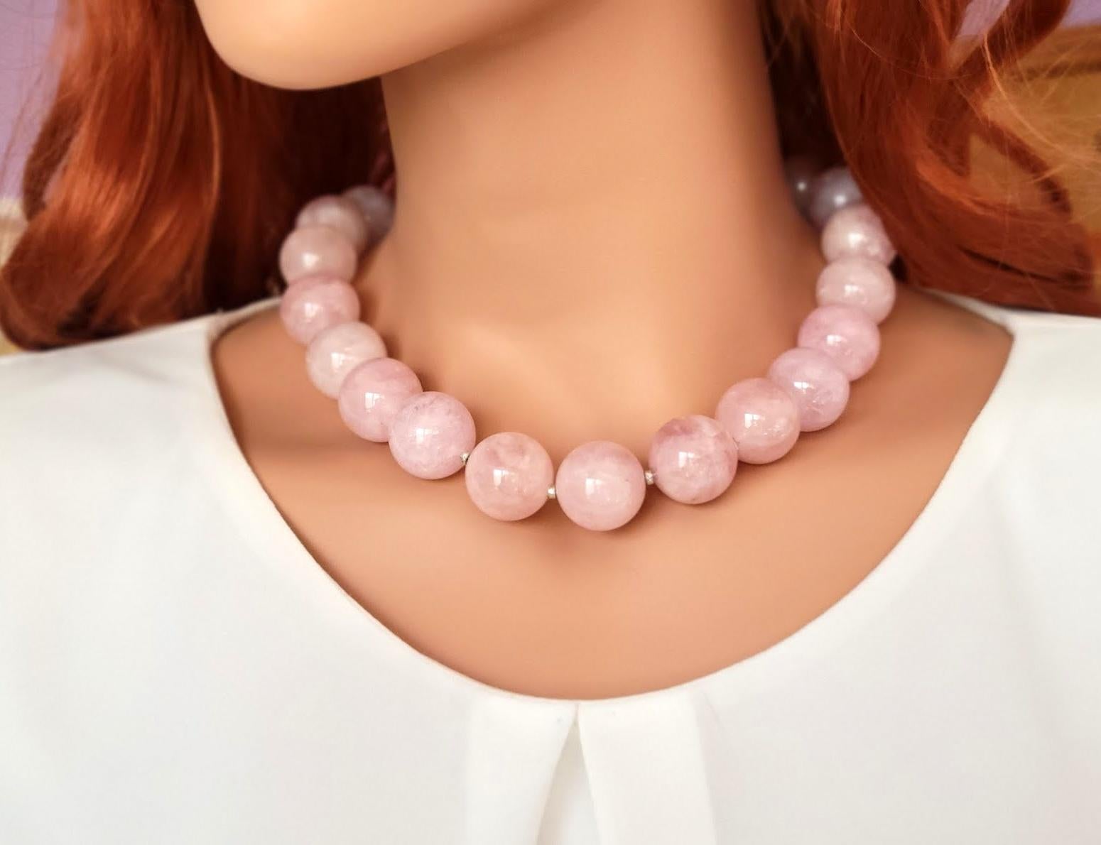 La lunghezza della collana è di 18 pollici (45,7 cm). La dimensione rara delle perle rotonde lisce è di 20 mm.
Il colore delle perline è un rosa tenue e pallido. Colori pastello molto delicati e morbidi! Enormi perle di berillo puro! La morganite è