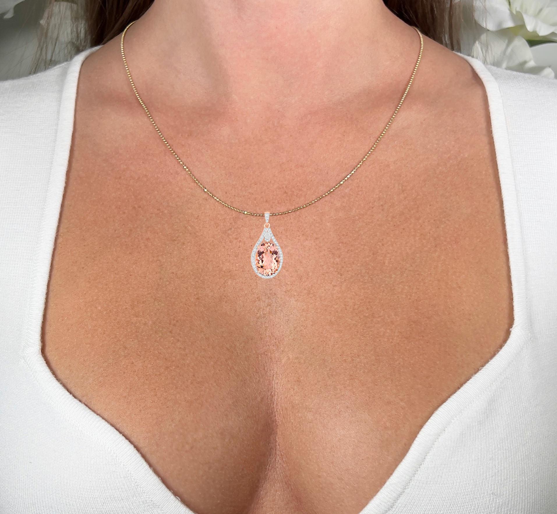 Il est accompagné d'une évaluation gemmologique par la GIA (GG/AJP).
Toutes les pierres précieuses sont naturelles
Morganite ovale = 8.90 Carat
47 diamants ronds = 0,41 carats
Métal : Or rose 14K
Dimensions du pendentif : 32 x 15 mm
