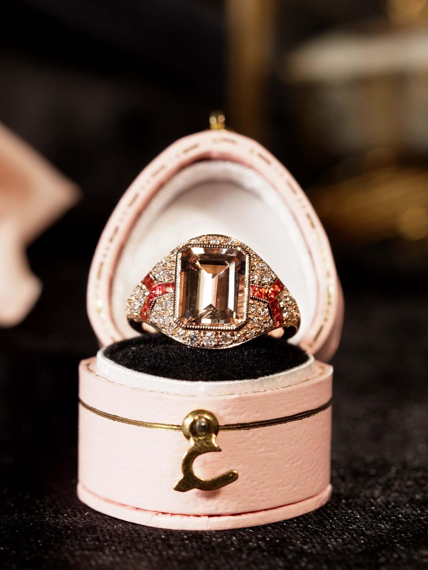 Art Déco Anello di fidanzamento in stile Art Deco con zaffiro arancione e morganite in oro 18 carati in vendita
