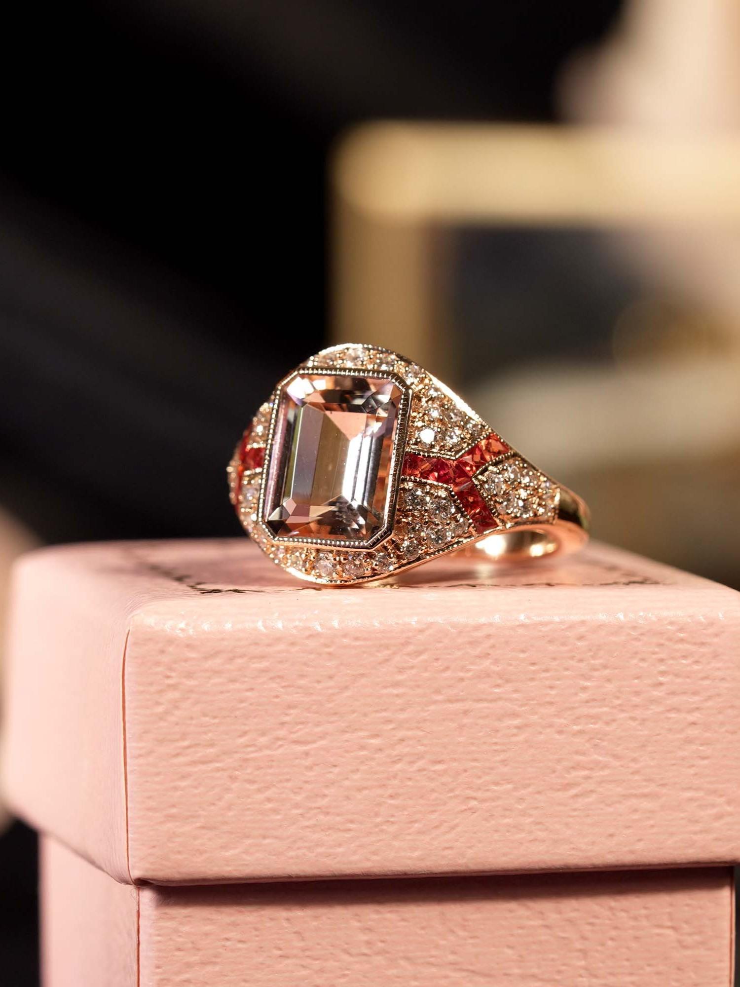 Taglio smeraldo Anello di fidanzamento in stile Art Deco con zaffiro arancione e morganite in oro 18 carati in vendita