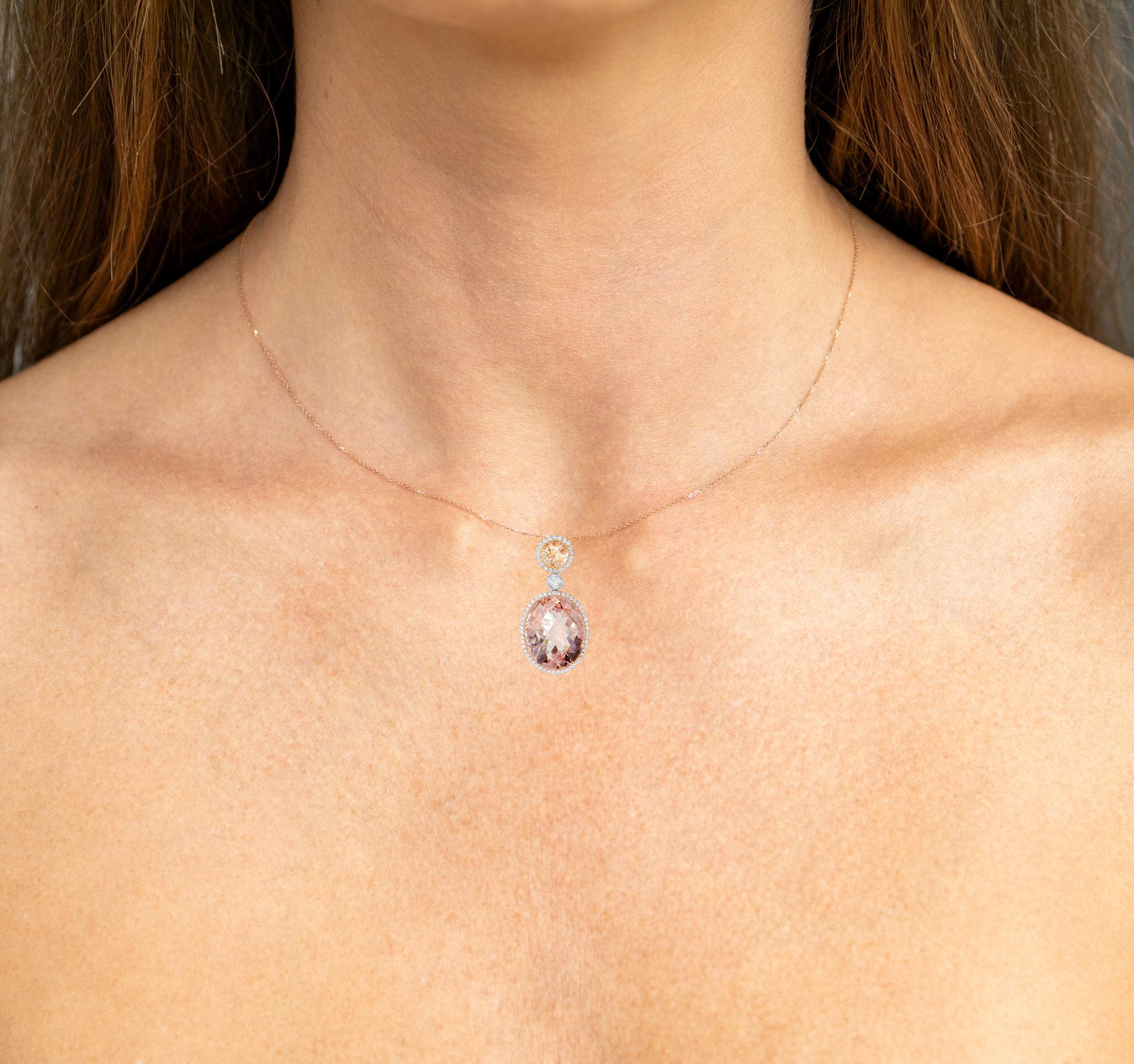Viene fornito con la valutazione gemmologica GG/AJP.
Tutte le gemme sono di origine naturale
2 Morganiti = 10,50 Carati
72 diamanti = 0,30 carati
Metallo: oro rosa 18 carati
Dimensioni del ciondolo: 30 x 15 mm
