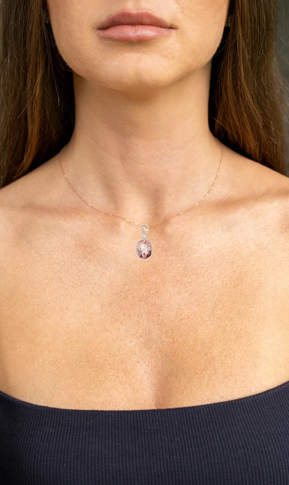Taglio ovale Collana con pendente di morganite e diamanti 10,8 carati in oro bianco 18 carati in vendita