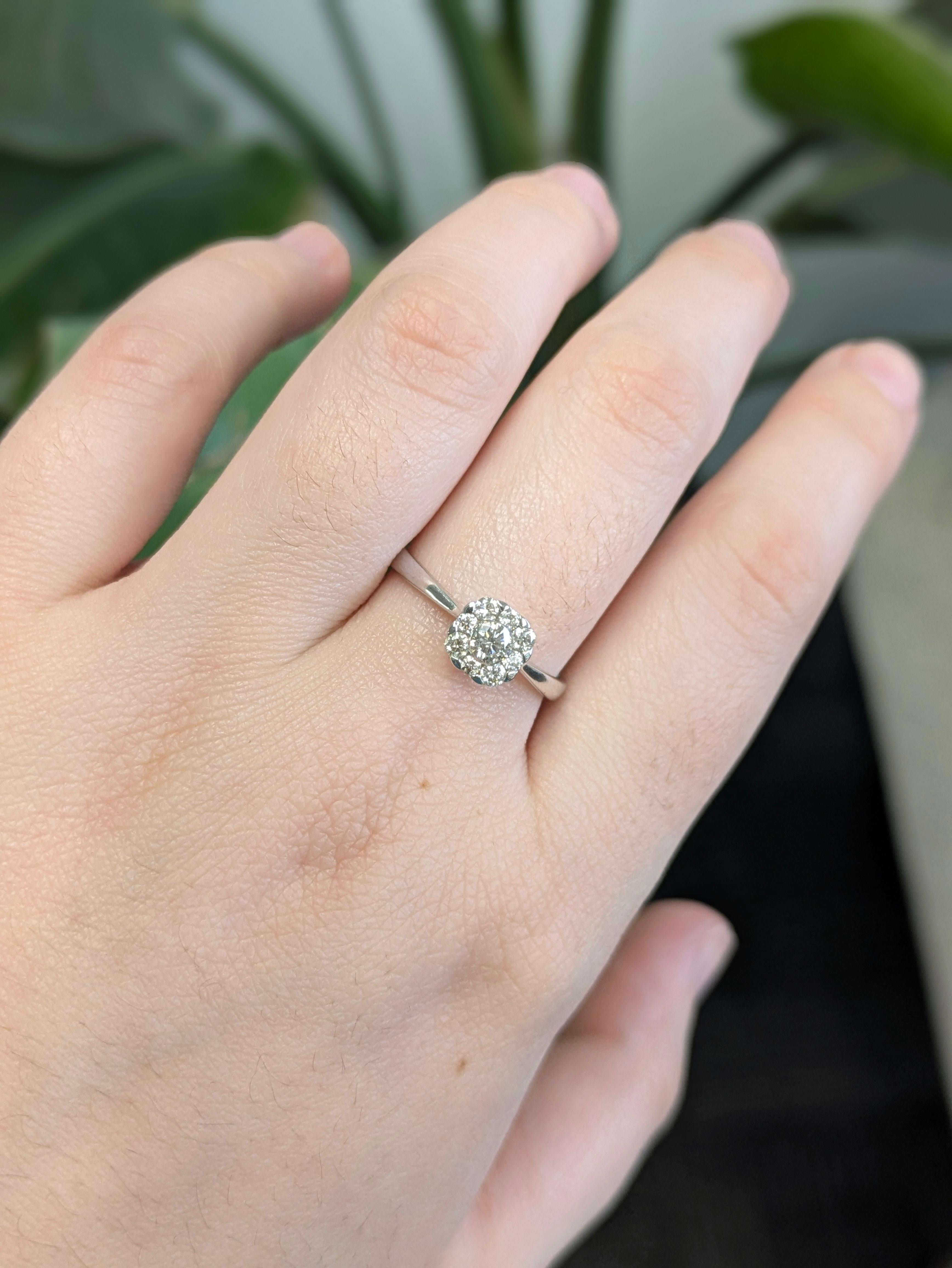 Une époustouflante morganite pêche en forme de poire de 21 x 11 mm brille au cœur de ce pendentif, rehaussé de diamants naturels et serti dans de l'or blanc massif 14k. Les tons blush doux rencontrent l'élégance intemporelle pour un look