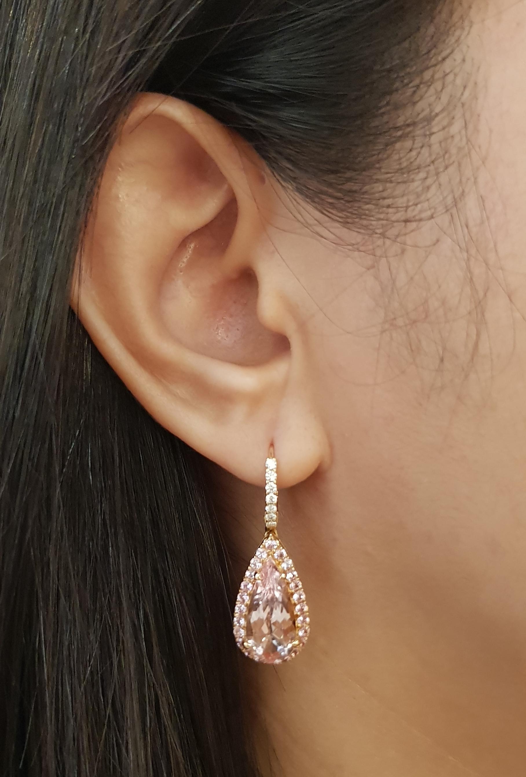 Morganit 7,56 Karat, rosa Saphir 1,10 Karat und Diamant 0,23 Karat Ohrringe in 18K Rose Gold Fassung

Breite: 1.2 cm 
Länge: 3.4 cm
Gesamtgewicht: 8,52 Gramm

